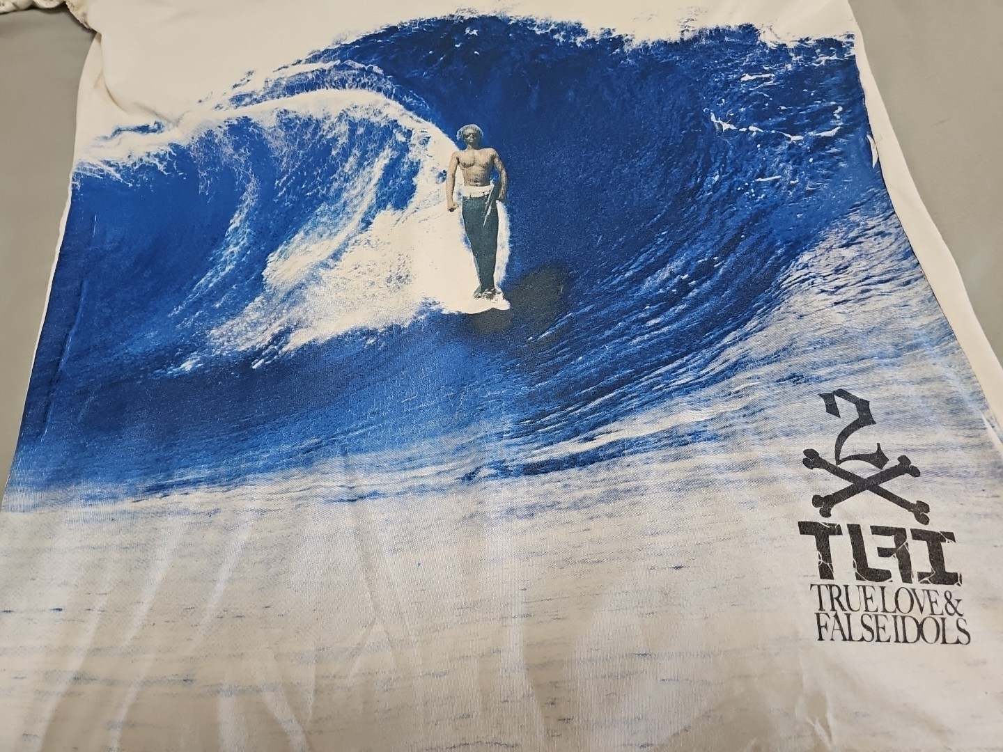 True Love & False Idols Painted Feel Muscular Wave Rider Distressed Tshirt L