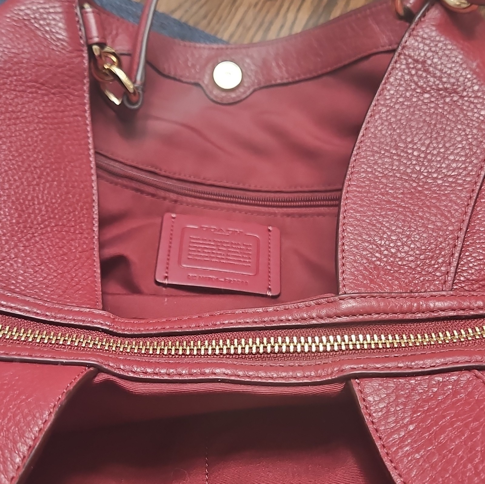 Coach Burgundy Pebbled Shoulder Bag Zip Gold Hardware Bag Charm Inner Pockets