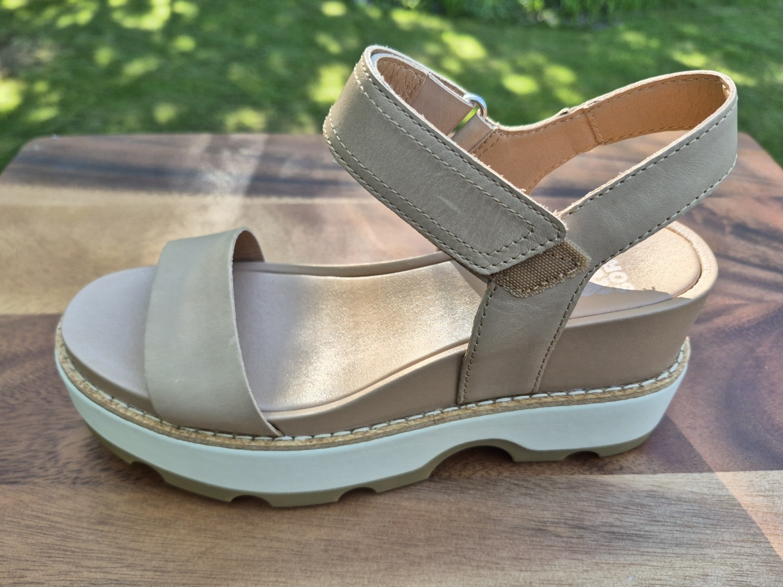 NIB SOREL Joanie IV Y-Strap Wedge Sandals, Honest Beige & Bleached Ceramic, 6M