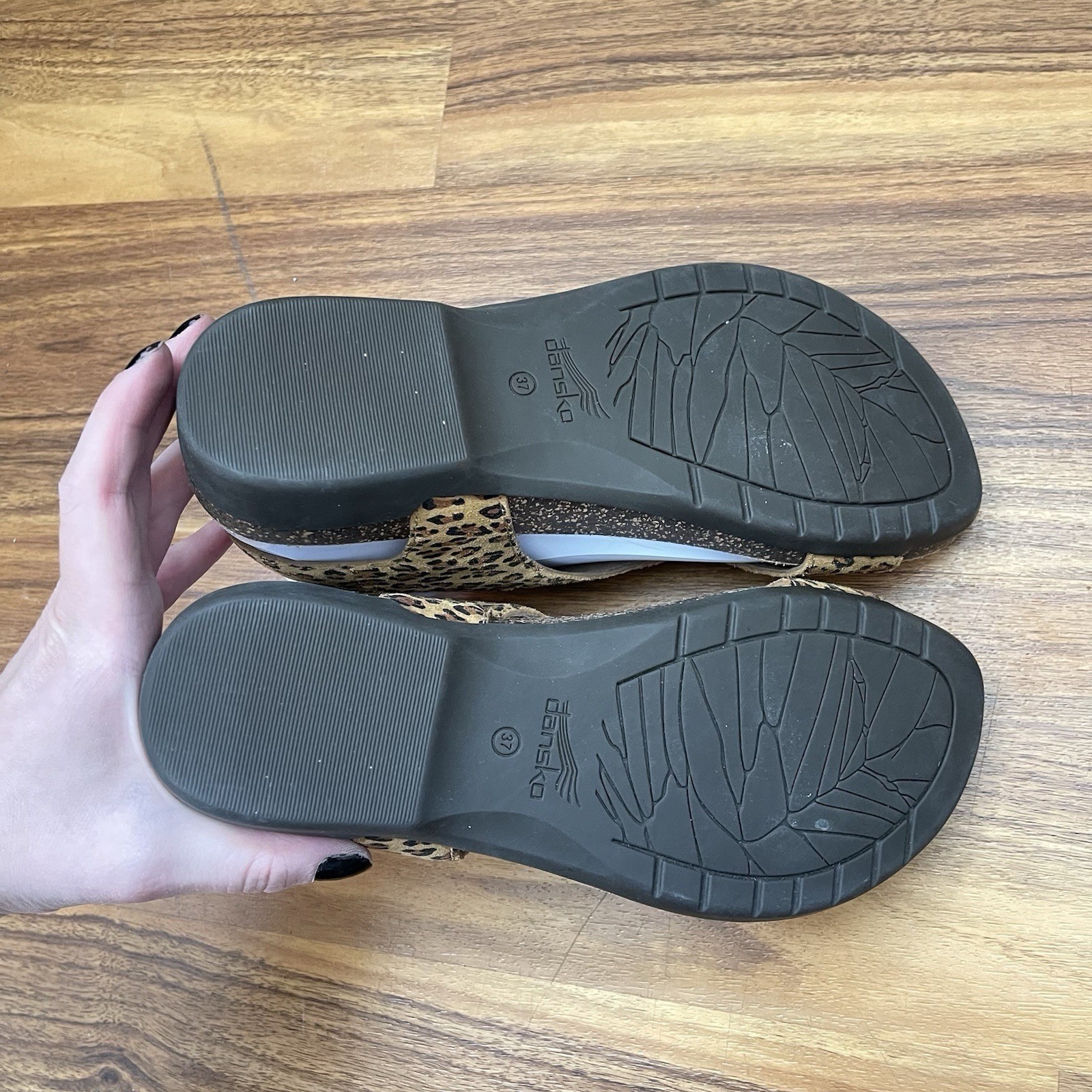 Dansko Womens Reece Sandals 37 Leopard Toe Loop Slingback Thong Vacation Beach