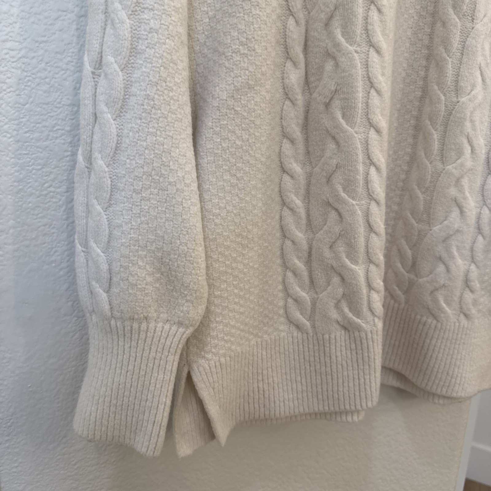 Abercrombie and Fitch Oversized Fluffy Cable Crew Neck Sweater – Medium – EUC