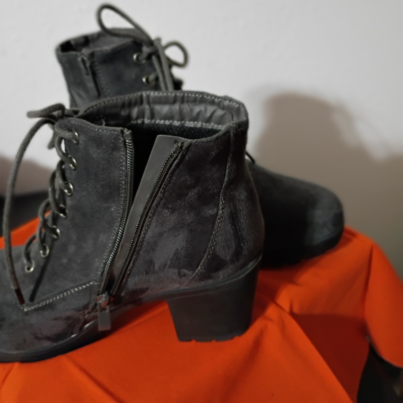 Forever Women’s Gray Suede Ankle Bootie Lace-Up Side Zip Round Toe US 10