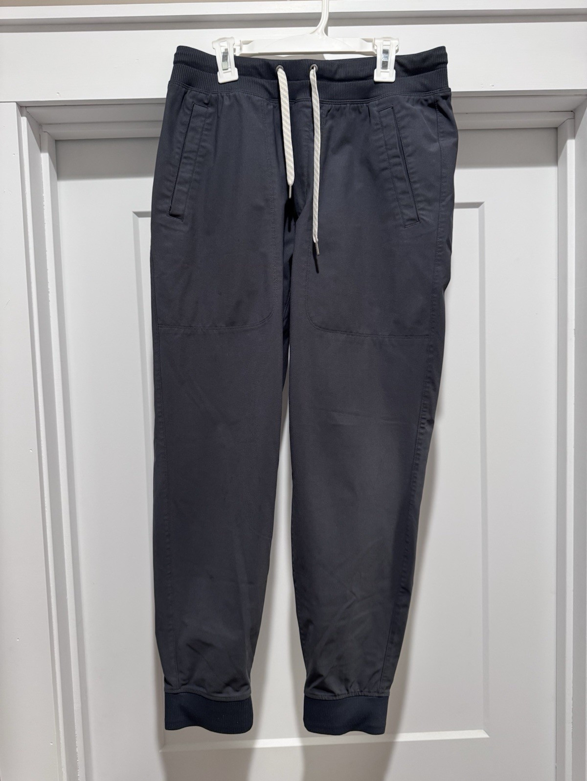 Vuori Men’s Black Jogger Pants Size M Drawstring Elastic Waist Ribbed Cuffs