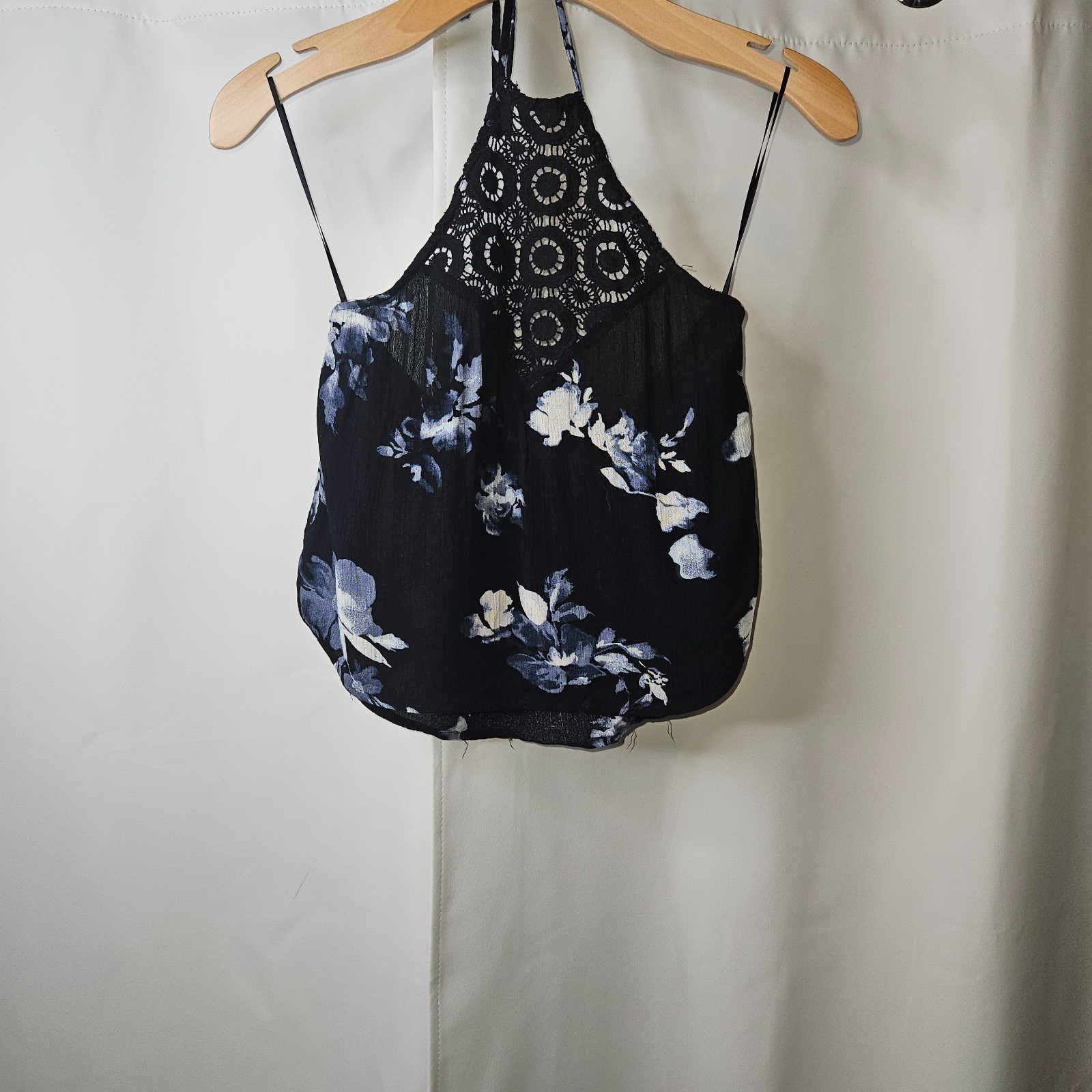 Kendall & Kylie Blue Floral Halter Crop Top w/ Crochet Detail size XSmall