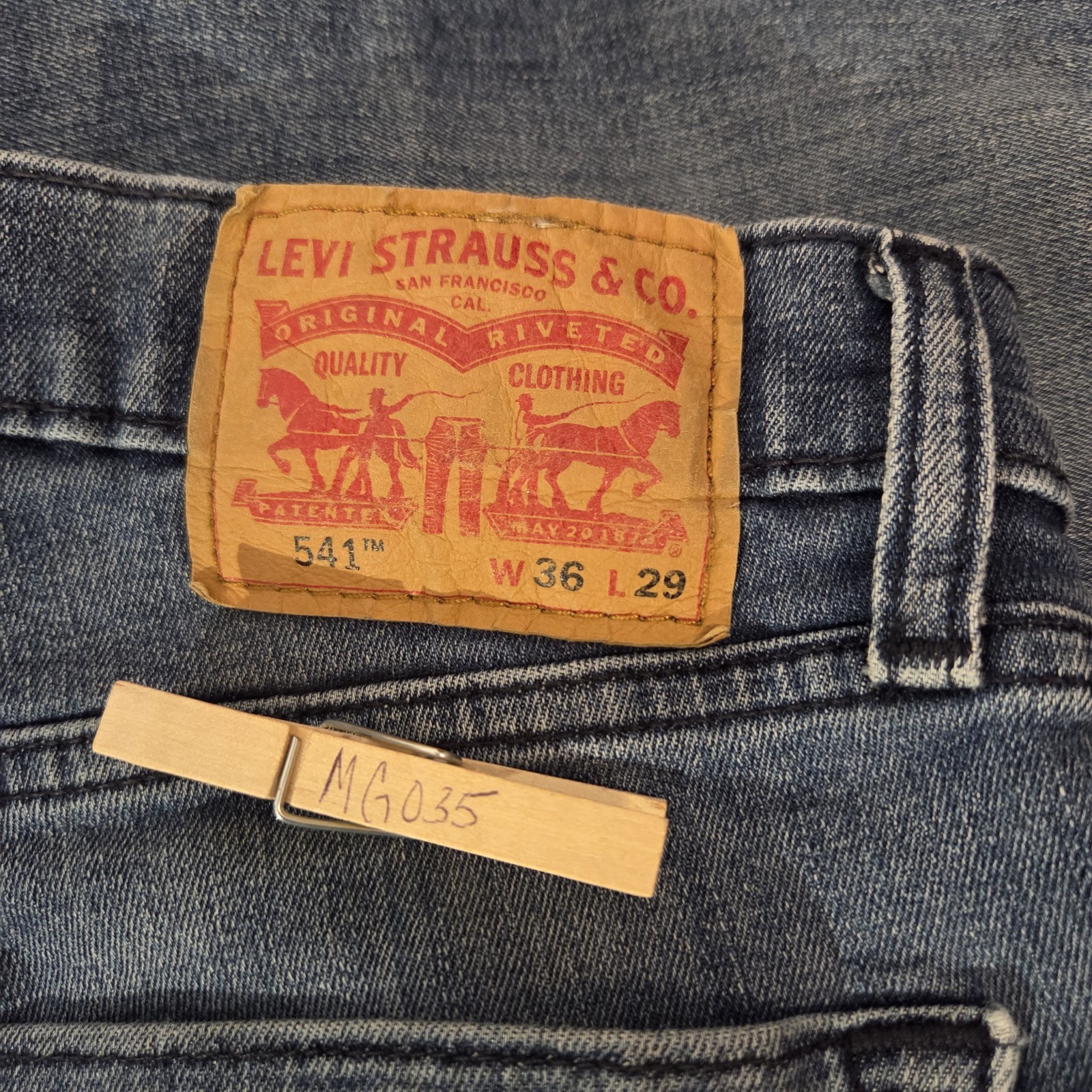 Levi’s 541 Athletic Taper Jeans Mens 36 x 26 Blue Pockets Medium Wash Casual