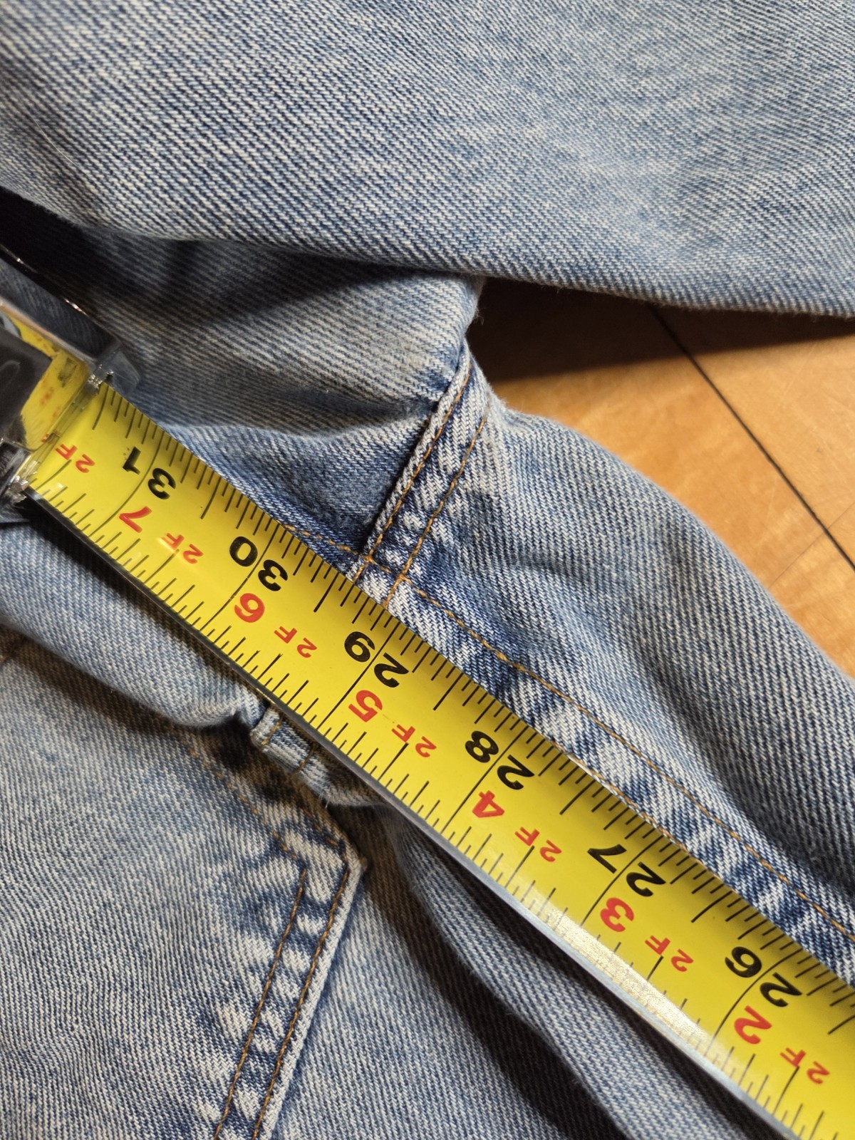 Vintage Levis 570 Jeans Mens 32×30 Light Wash Baggy Fit Tapered Leg Denim 90s