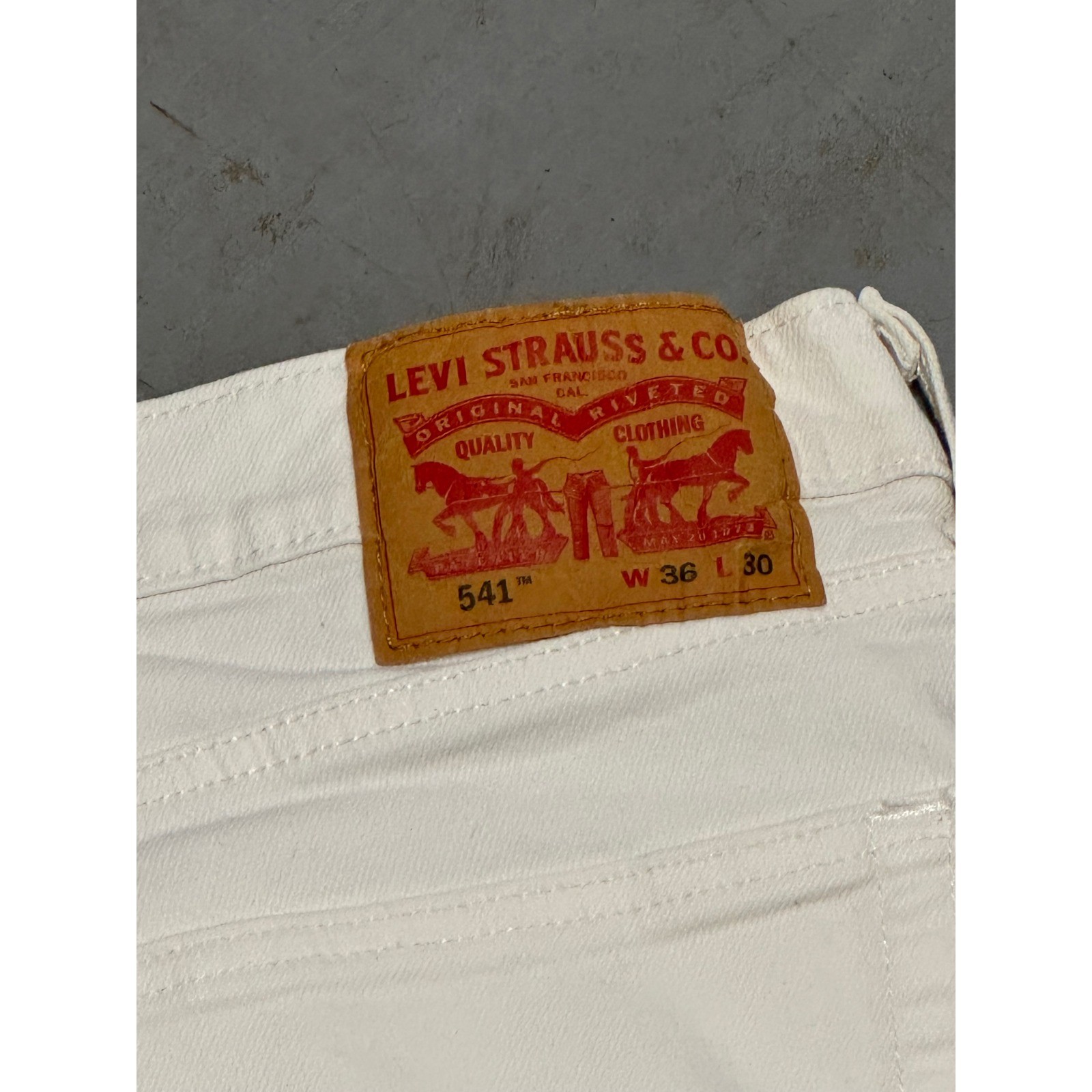 Levis 541 Athletic Taper Jeans Mens 36×30 Off White Cream Denim Pants