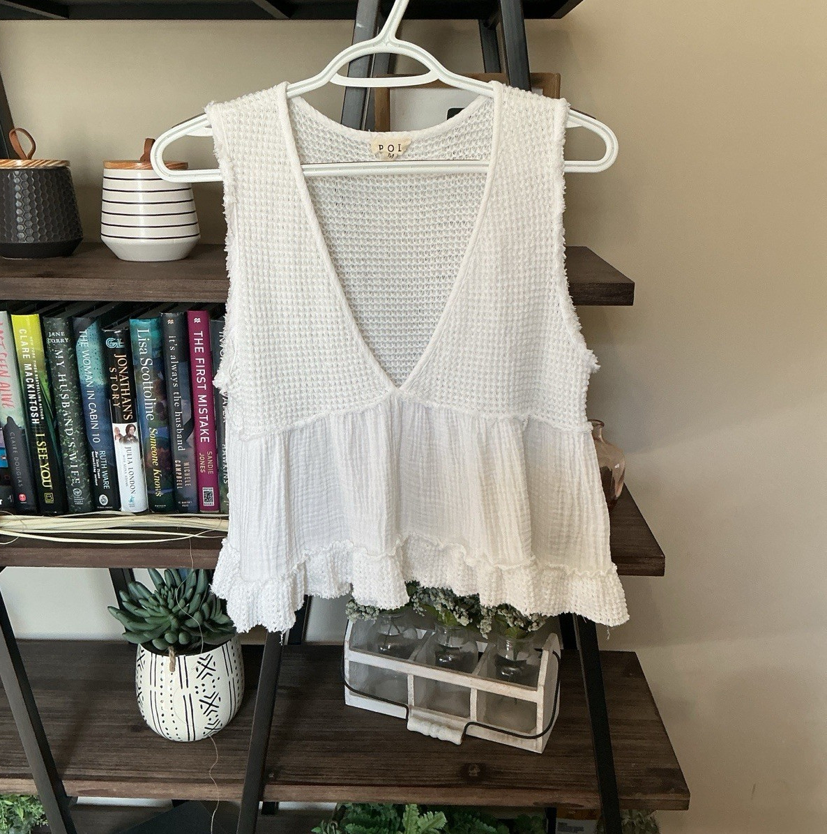POL White Knit V-Neck Sleeveless Ruffle Hem Stretch Tank Top YKT51 Size M