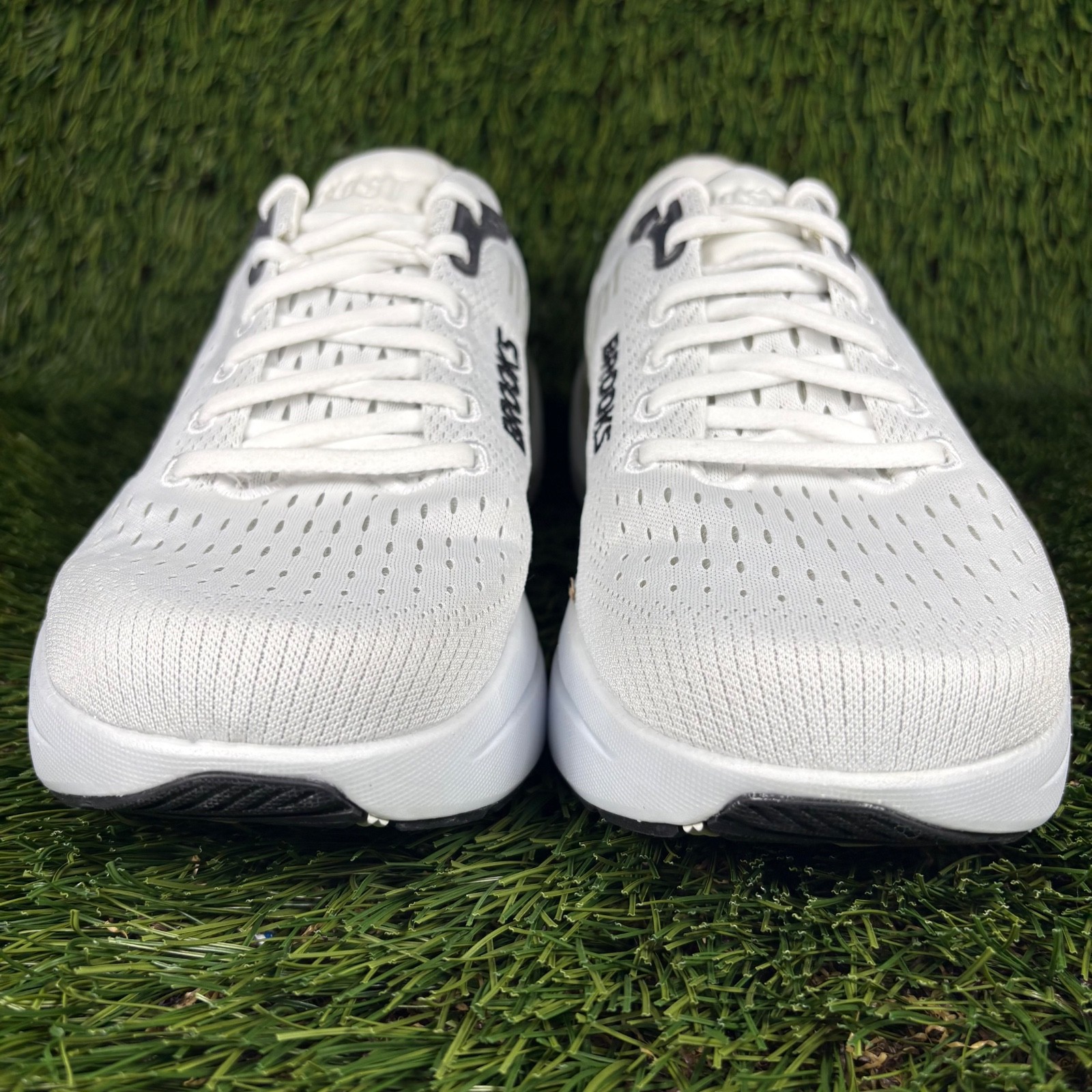 Brooks Ghost Max 3 Men’s size 8 Medium / D Running Shoe White Black Walk Sneaker