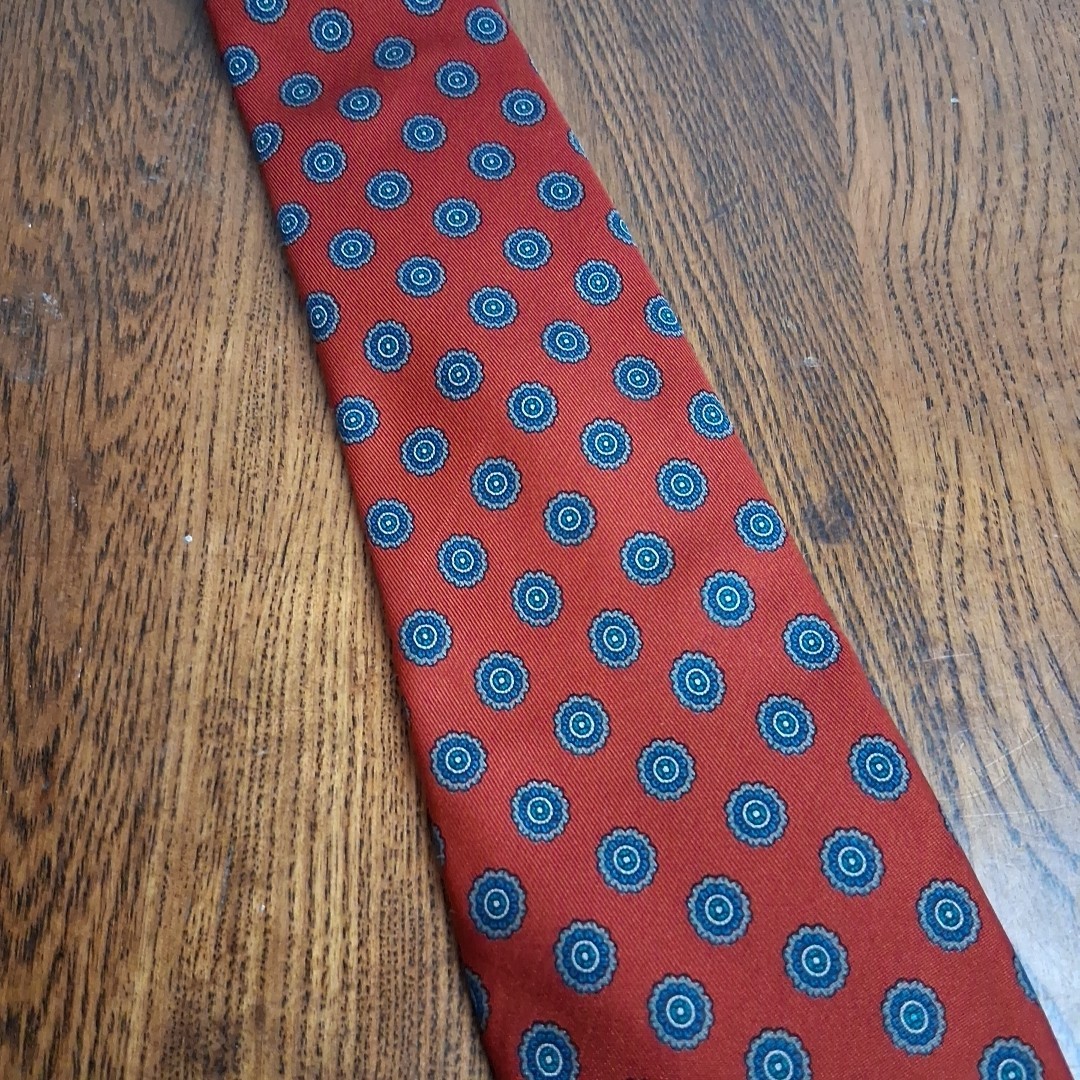 Robert Talbott Silk Tie Red Medallion Foulard Hand Sewn England USA 3.25 in Wide