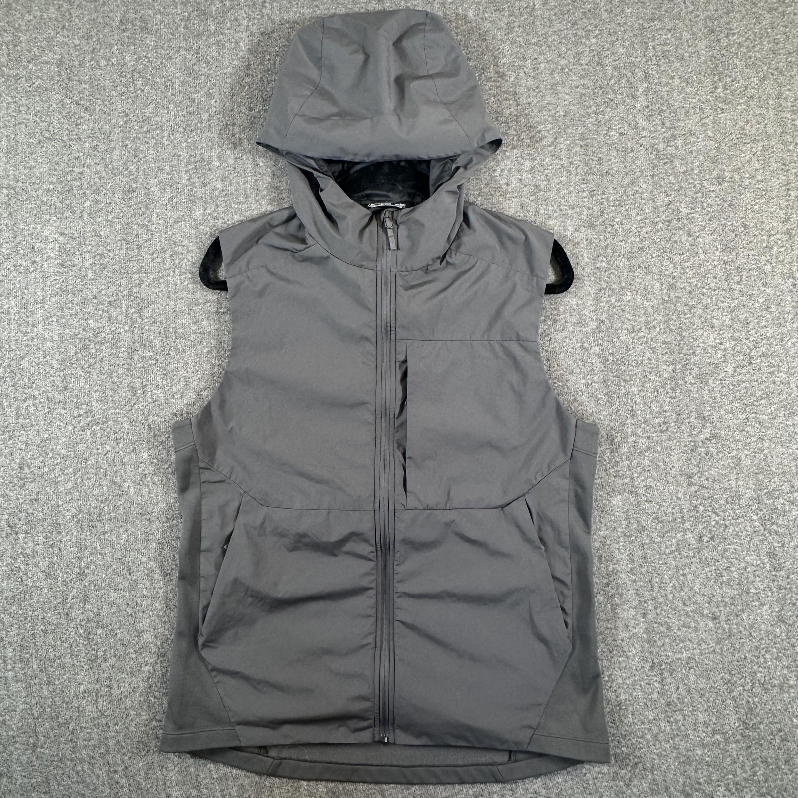 Arc’teryx Vest Mens Medium Gray A2B Comp Gore Windstopper Hooded Reflective