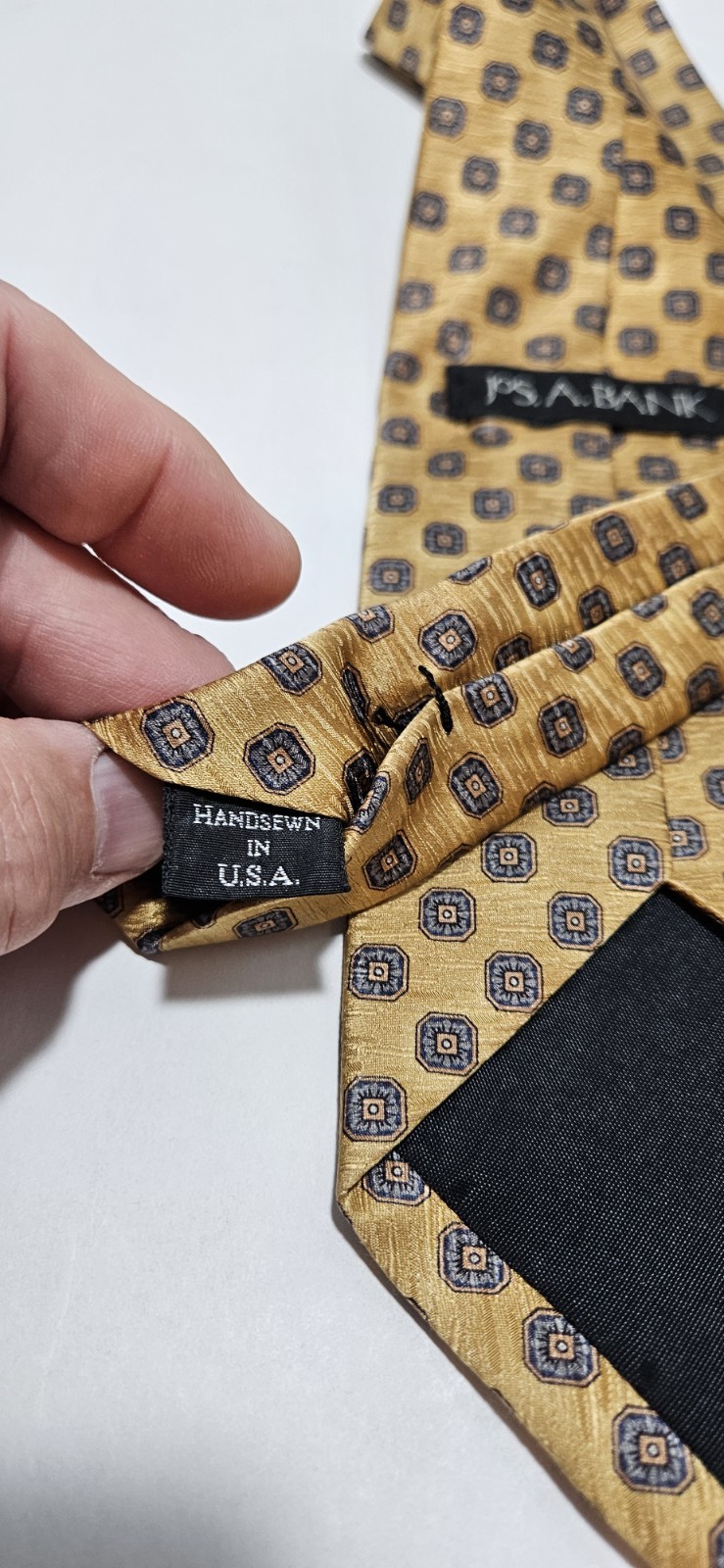Jos A Banks Men’s Silk Tie Gold With Medalions 59×3 3/4 Wide Made In USA.