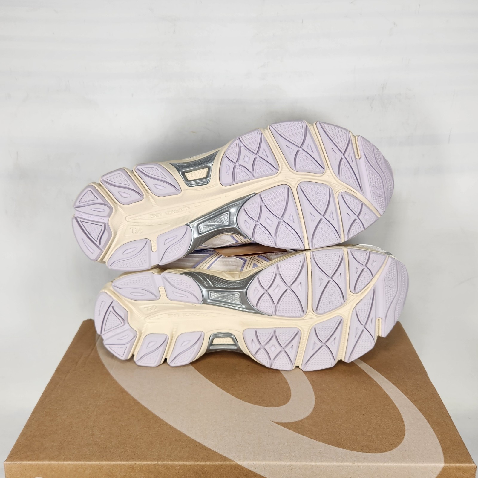 8 WOM – ASICS Gel-Cumulus 16 – White / Vapor Purple