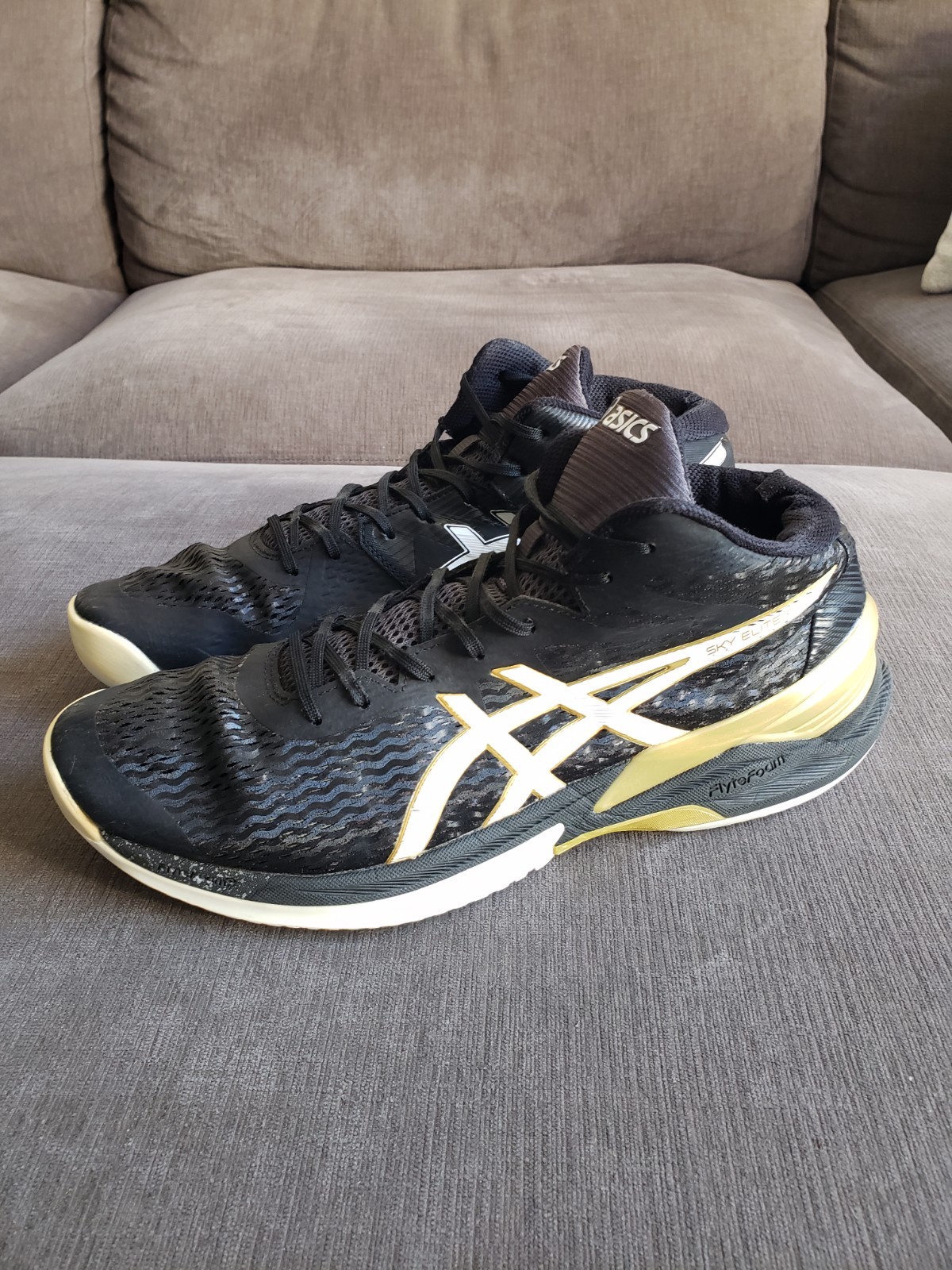 Size 13 – Asics Men’s Sky Elite FF Black Gold Volleyball Shoes Mid Top READ DESC