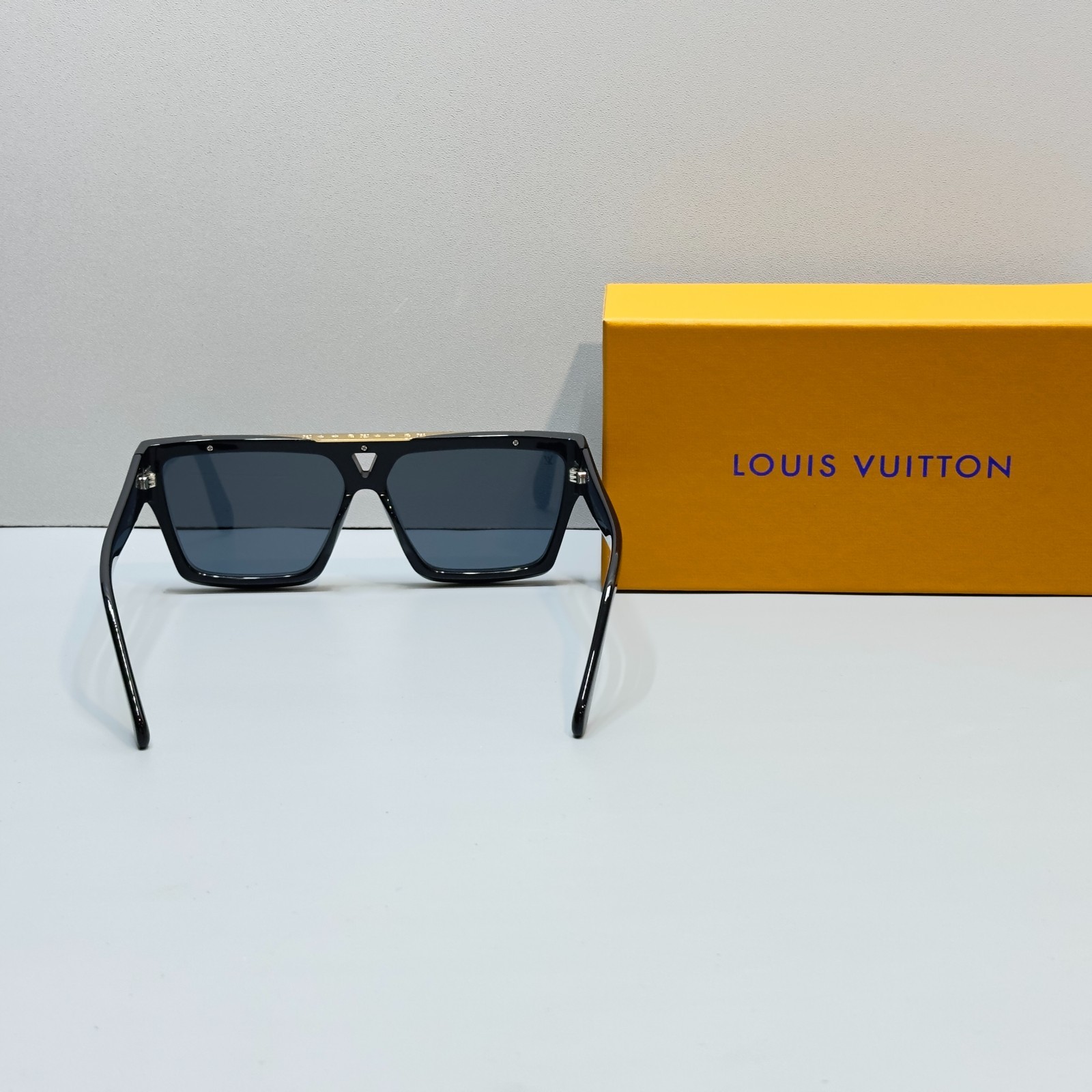Louis Vuitton Z1502E Sunglasses Black Frame Gray Lens Gold Detail New Box