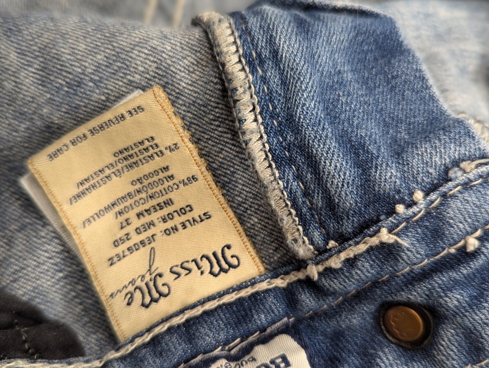 Miss Me Mid Rise Easy Boot Embroidered Jeans in Women’s Size 30×33 (28 Tag)