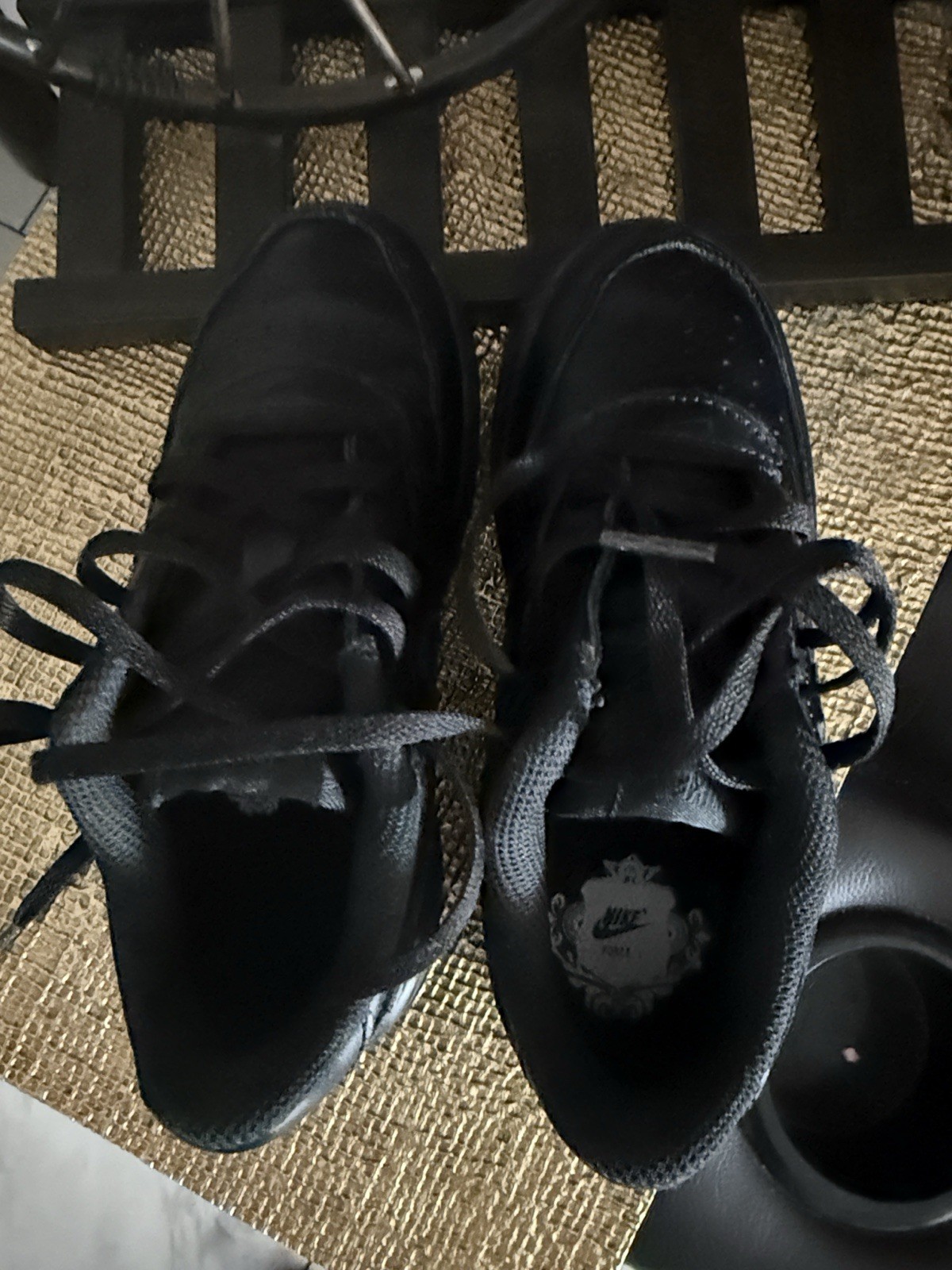 Kids Nike Black Low Top Athletic Sneakers Leather Upper Rubber Outsole Lace-Up