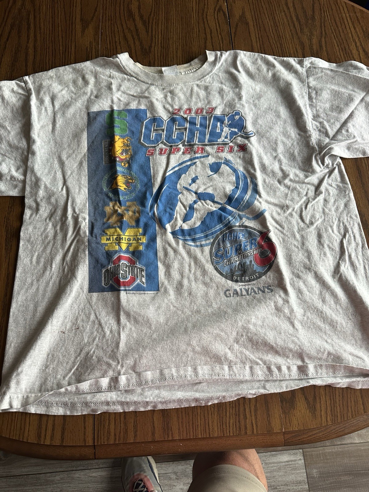 2003 CCHA Super 6 Tourney Men’s XXL Gray NCAA Graphic Logo Crew Neck Tee