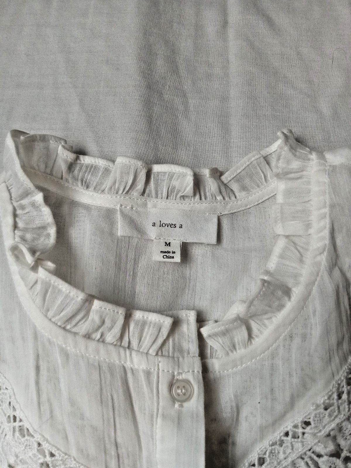 ‘A loves a’ White Lace Blouse, lace , ruffled collar, like Victorian Doen Medium