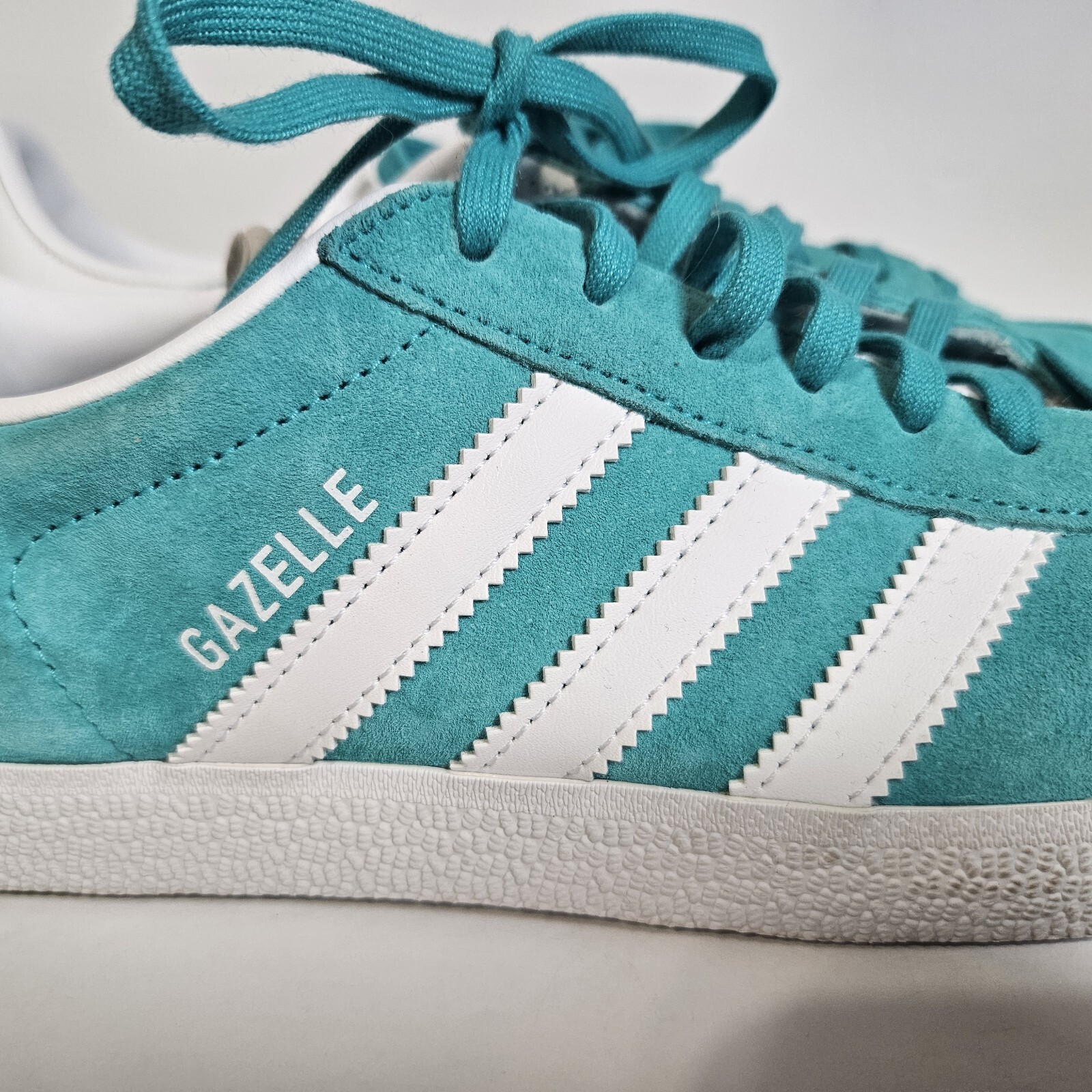 Adidas Gazelle Hi-Res Aqua and White Mens Size US 7 EU 40 EE5510