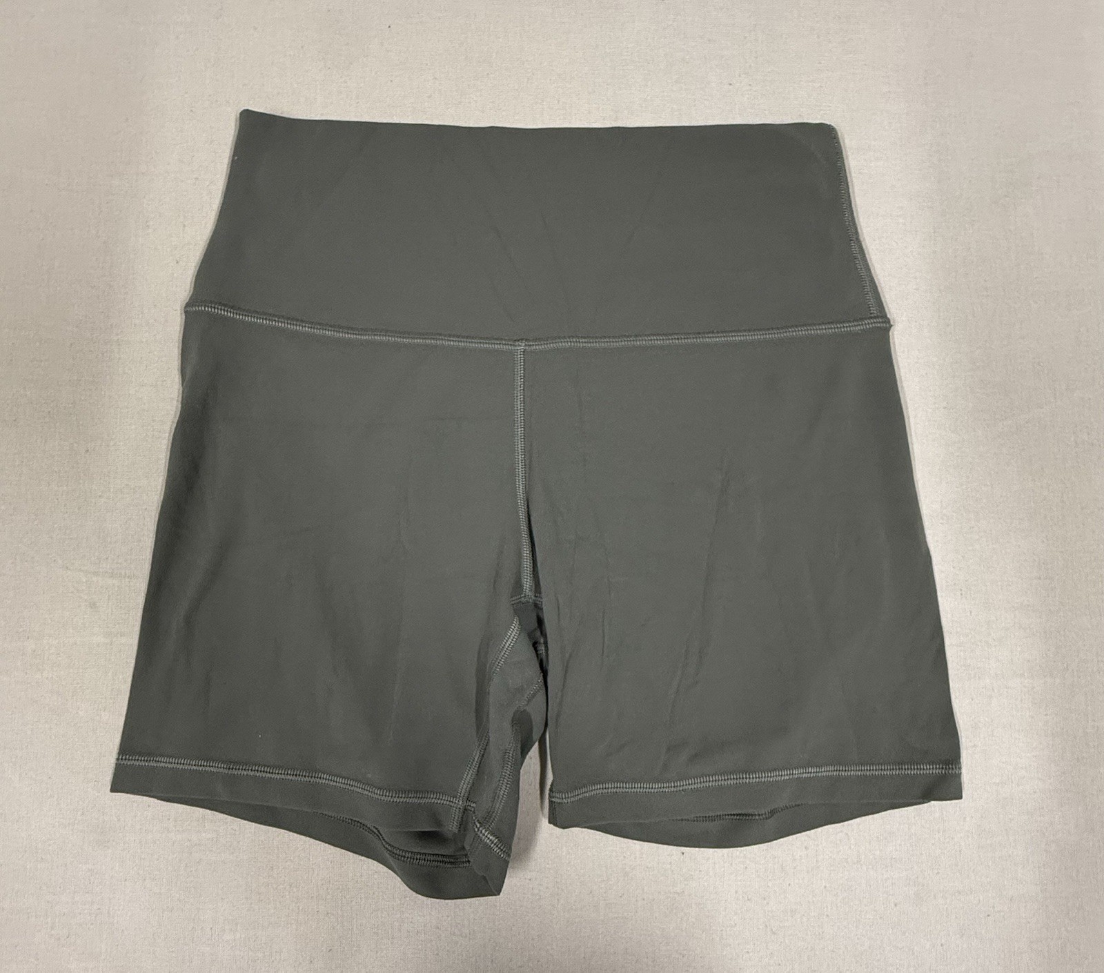 LULULEMON ALIGN HIGHRISE SHORTS 4″ ARMY GREEN SIZE 8 Biker 223