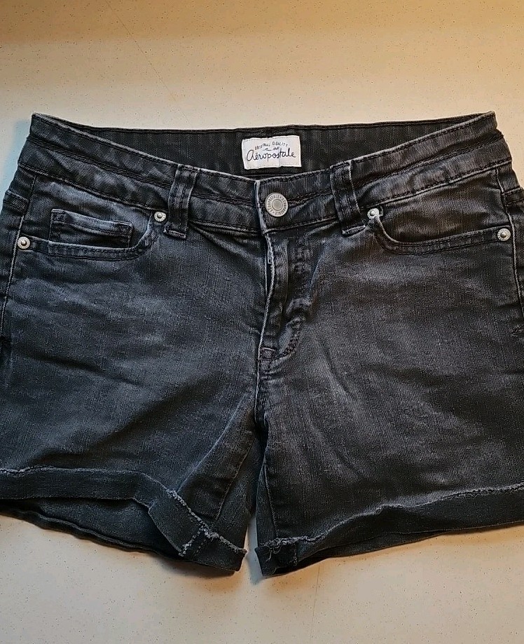 Womens Aeropostale Black Jeans Shorts size 3/4. 98% Cotton 2% Lycra Stretch