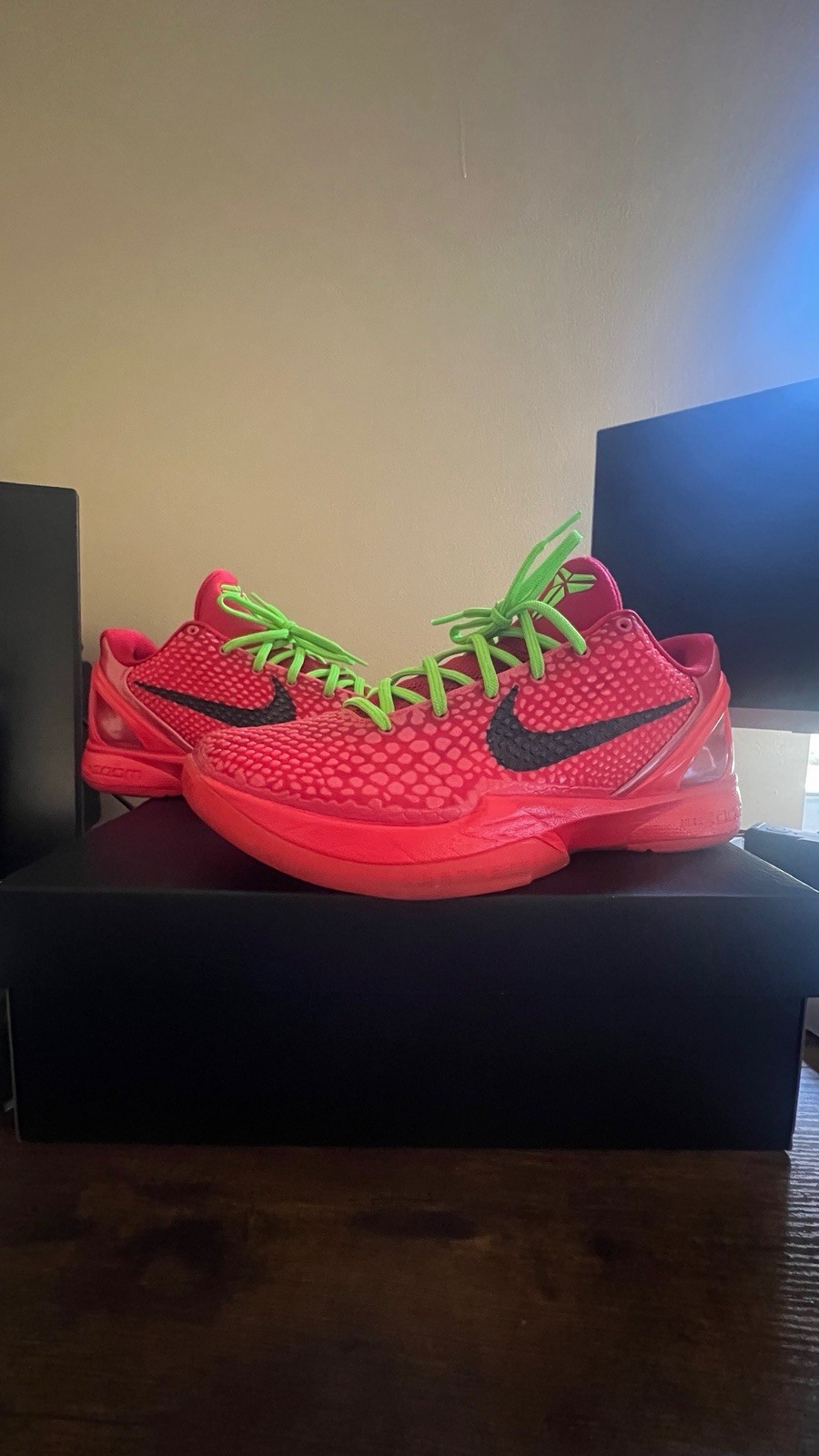 Nike Kobe Bryant Low – Reverse Grinch – **VNDS** Size 9