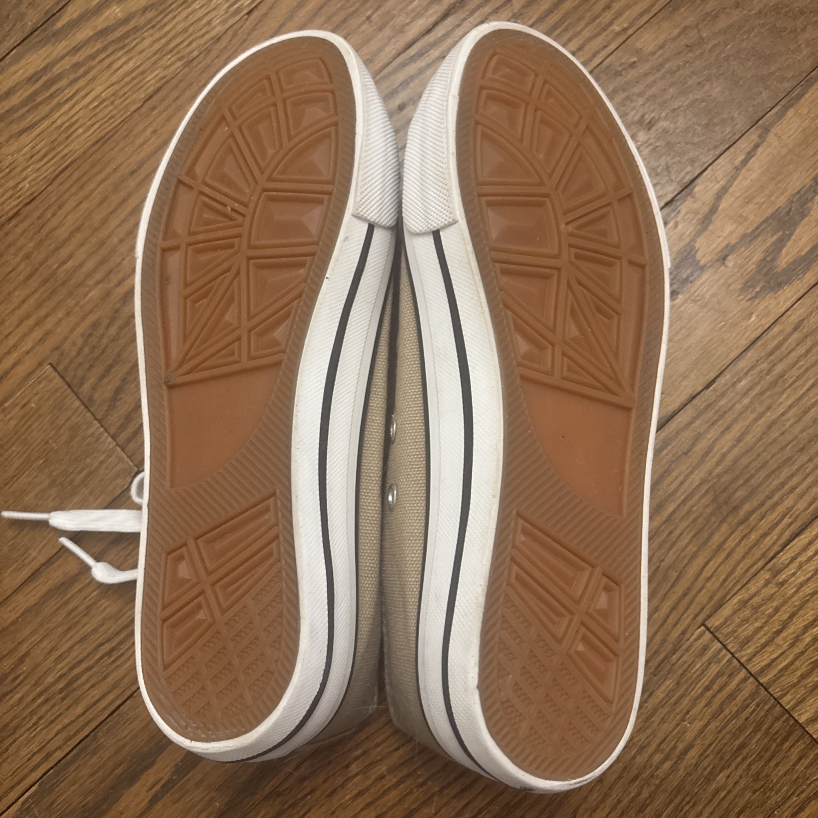 NWOT Women’s Lace Up Tan Canvas Tennis Shoe All Season 5