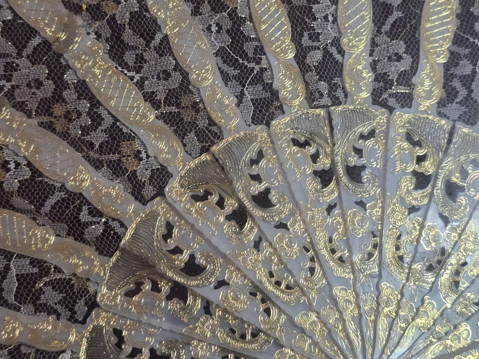 hand fan gold gilt lace EMBELLISHED IN SHADOW BOX WITH GLASS 15″x 25″ EXQUISITE