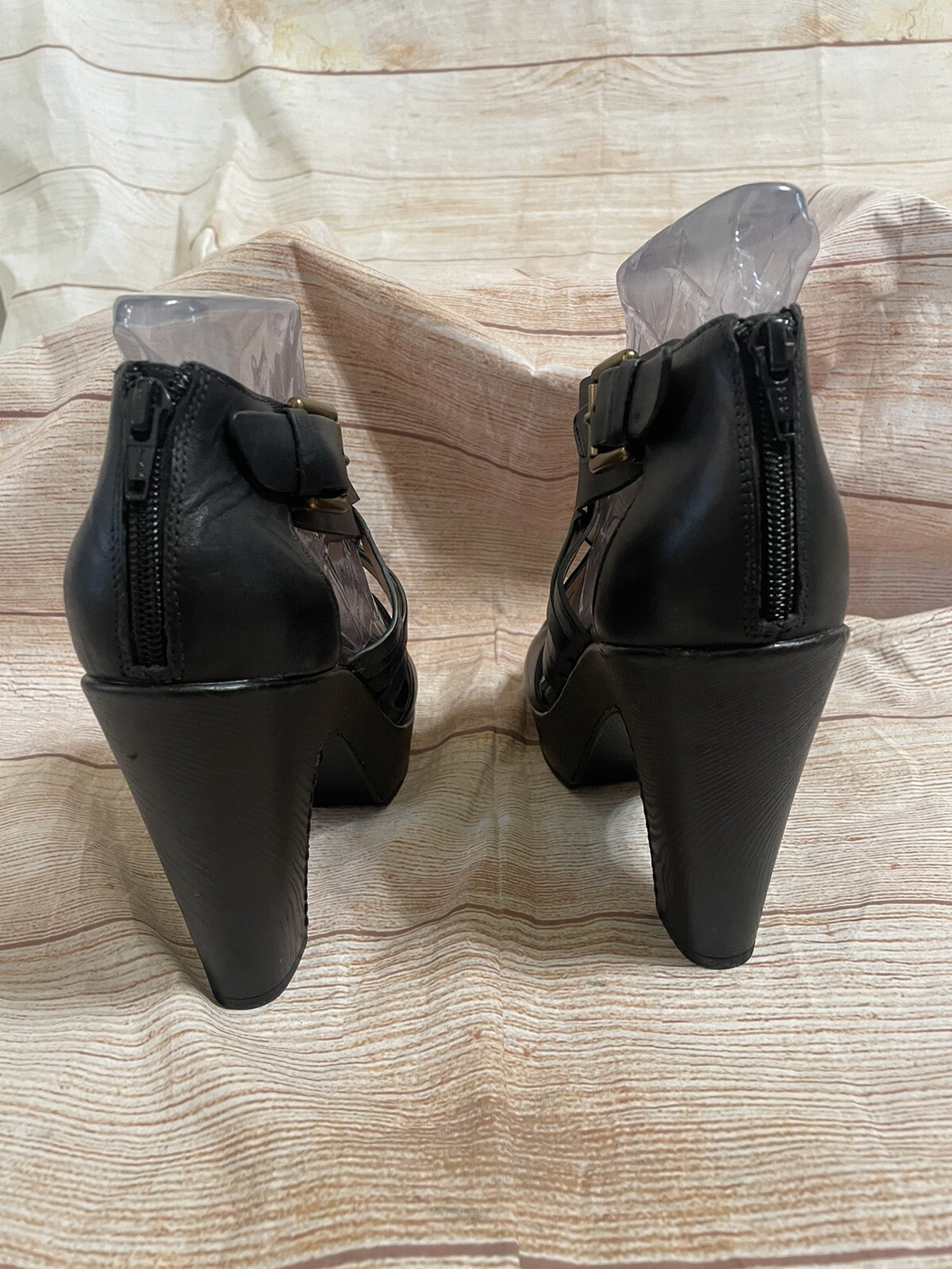 Sofft Ohanna Black Vowen Leather Heel Sandals size 11W