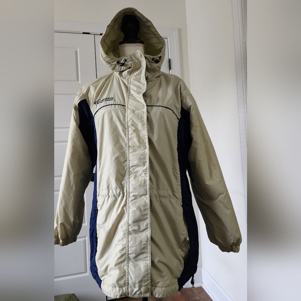 Preowned womens size small, Columbia jacket with hood
