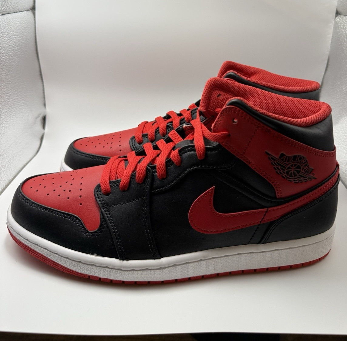 Jordan Air Jordan 1 Mid “Alternate Bred” Black/Red Mid Top Sneaker DQ8426-060