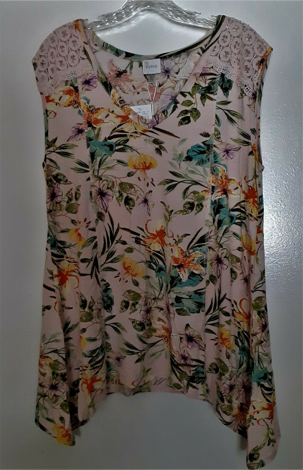 Cupio 95% viscose, 5% spandex pink multi floral embellished top Size M