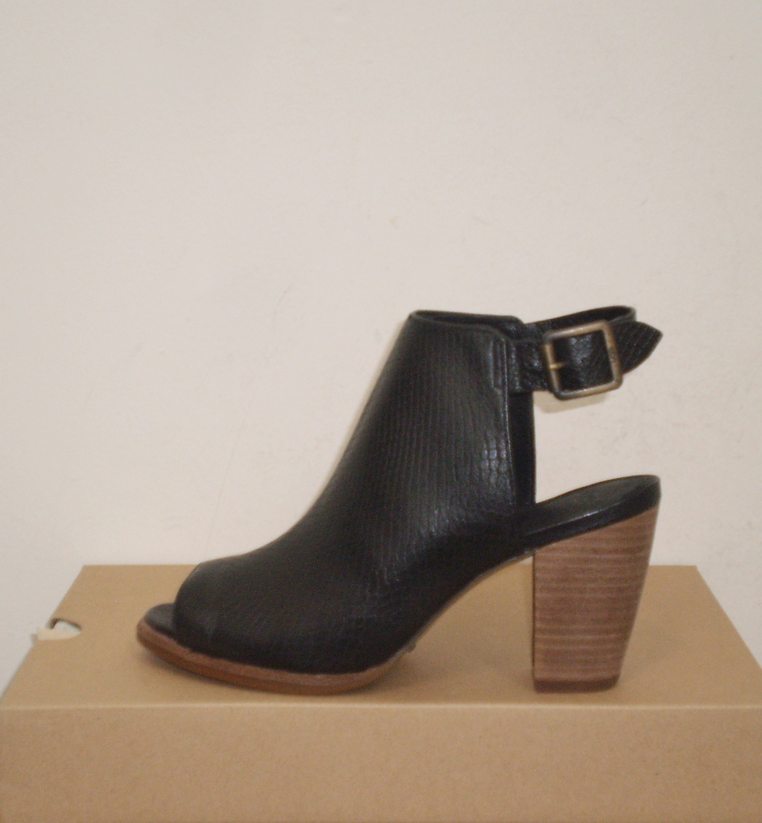 UGG AUDREY EXOTIC Peep Toe Sandals BLACK Embossed Leather 9.5US NWB $160 MSRP