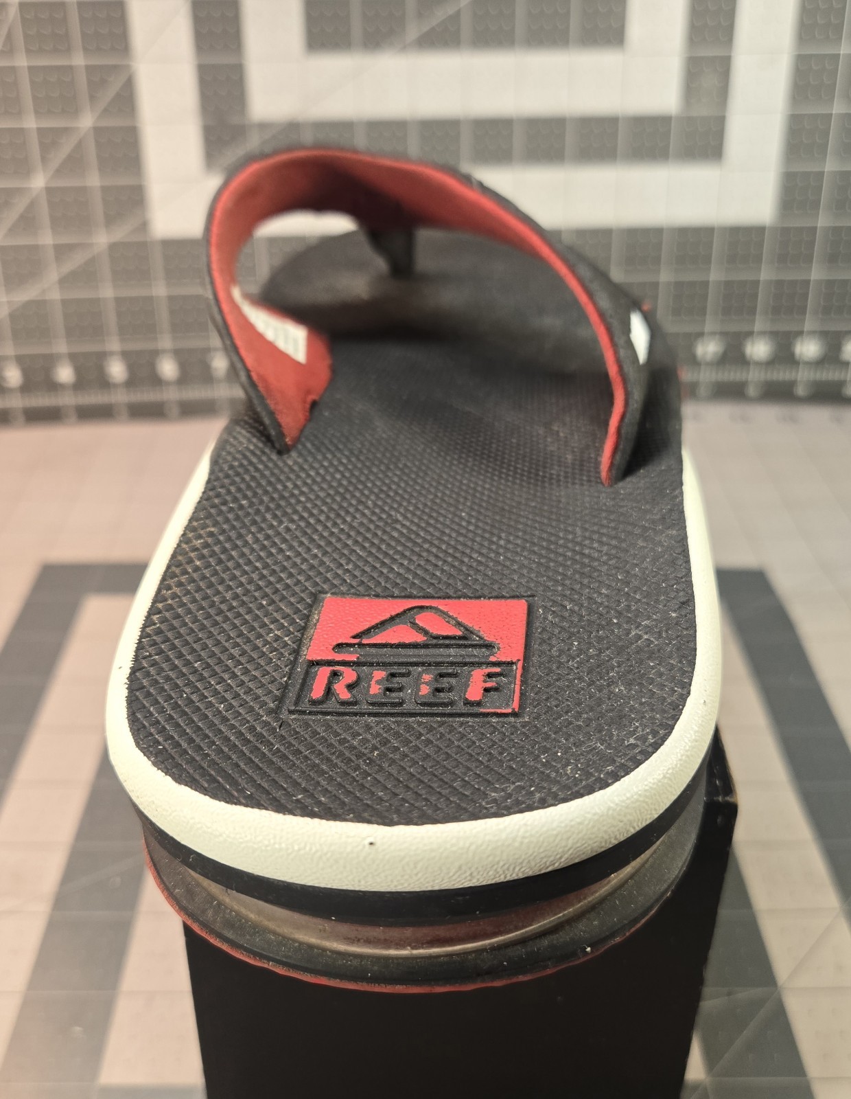 REEF Men’s Fanning Pregame Bottle Opener Flip Flops Black & Red Size 10