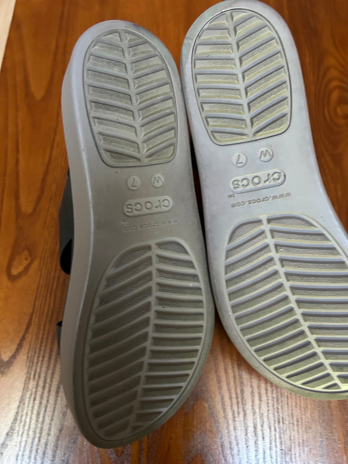 CROCS Brooklyn Low Wedge Sandal Womens 7 Very good CONDITION! Black & Mushroom