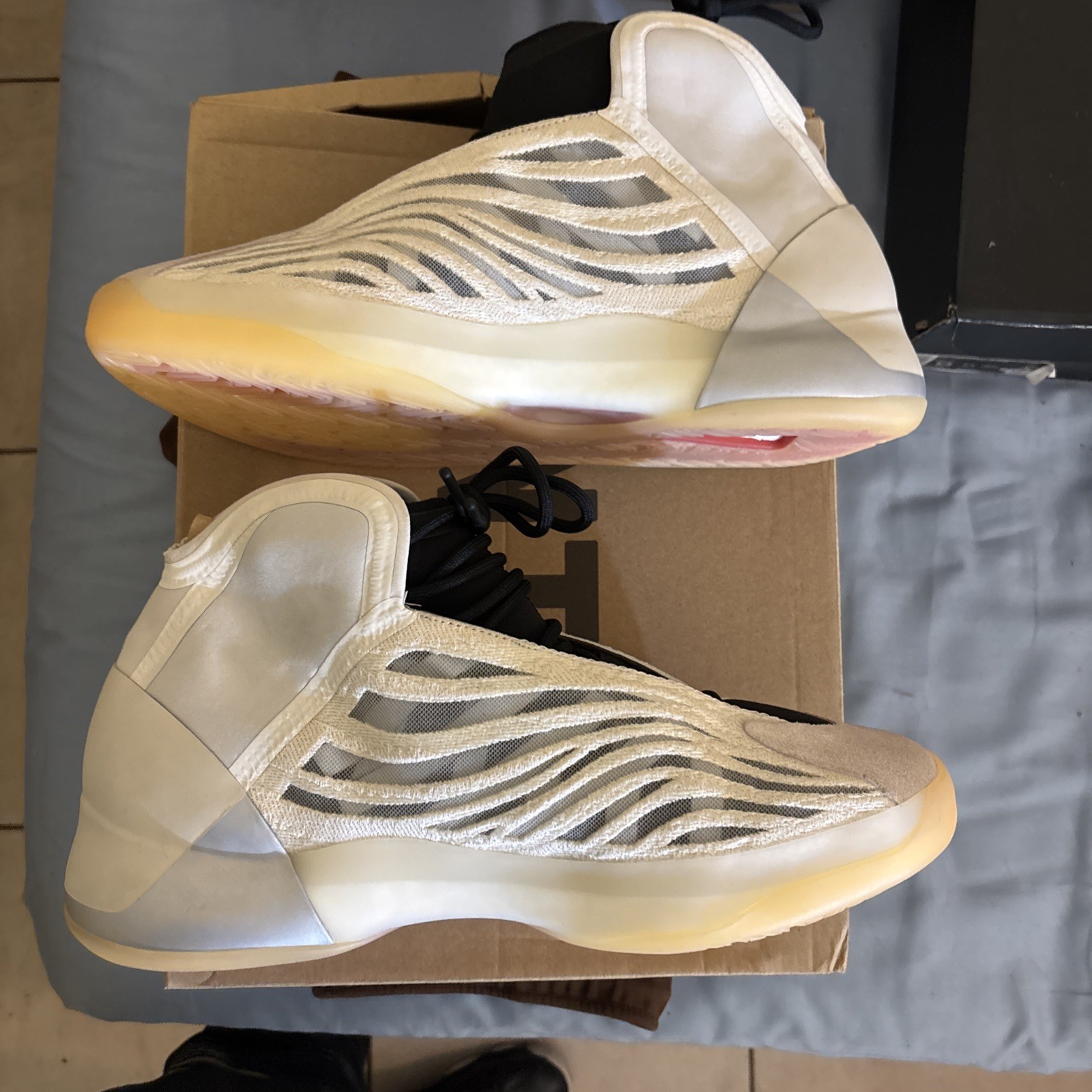 US MENS 14 ADIDAS YEEZY QUANTUM BOOST SKU HQ2085 Color MISTSL