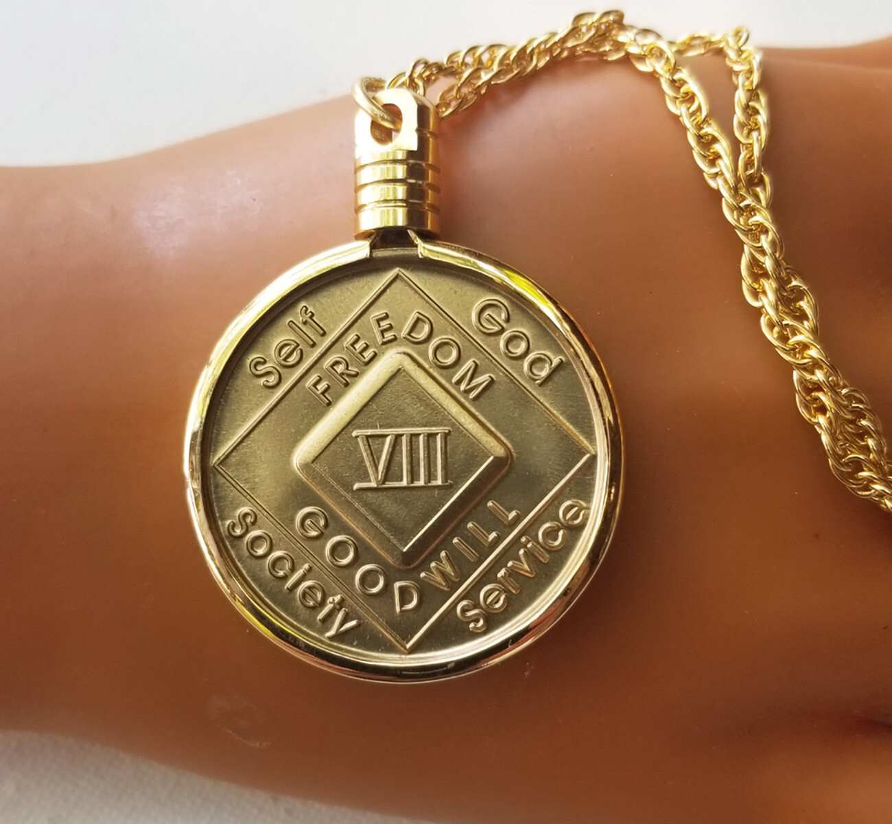Narcotics Anonymous – NA / AA Beveled Medallion Holder With Chain Gold Plated