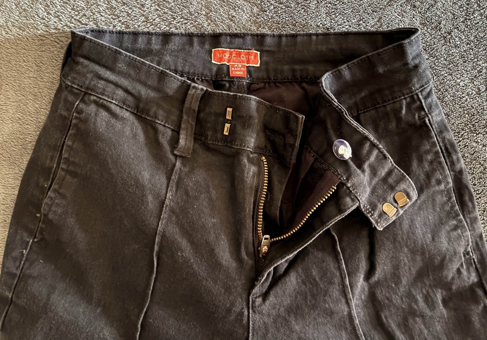 ModCloth Women’s Black Solid Denim Jeans XS Zip/Button Closure Button Accent
