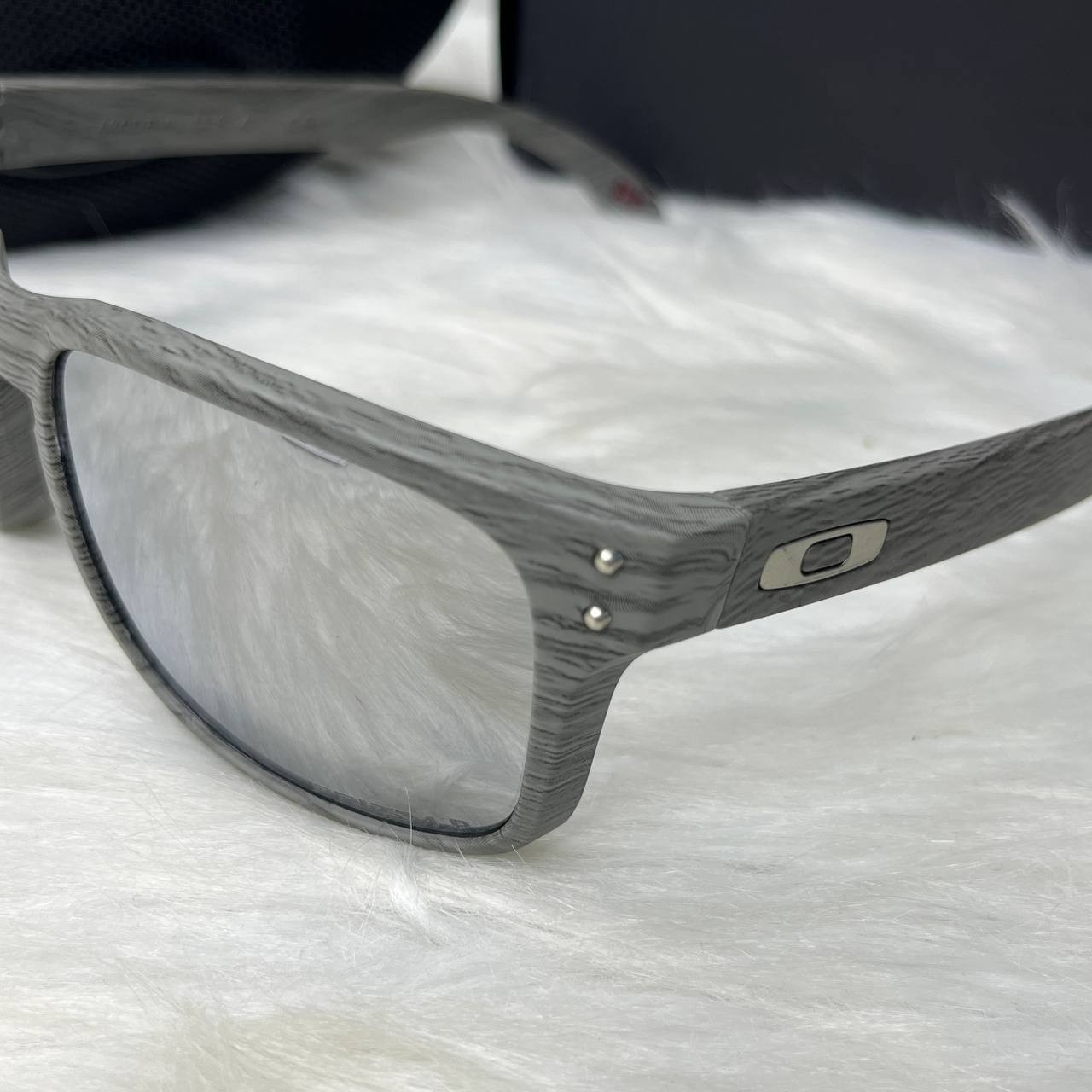 Oakley Holbrook Polarized Sunglasses Grey Woodgrain Frame Silver Mirror UV New