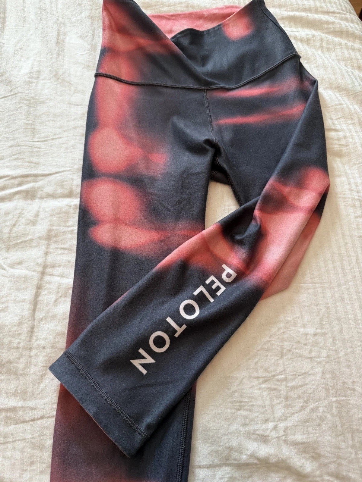 Peloton Women Small Leggings Black Pink Abstract Print High Rise Capri Pants