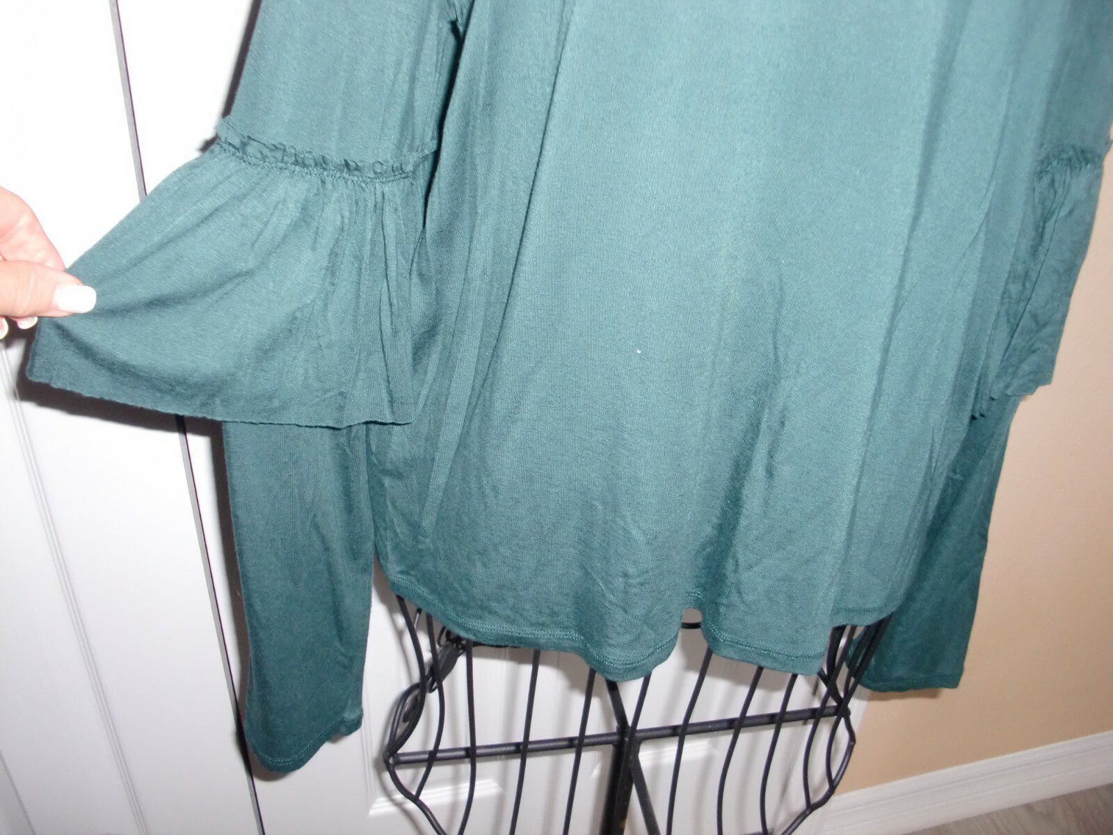 JUNIOR’S~TUCKER+TATE~95%VISCOSE/5%SPANDEX~RUFFLED LONG SLEEVE~TOP Size XL(14-16)