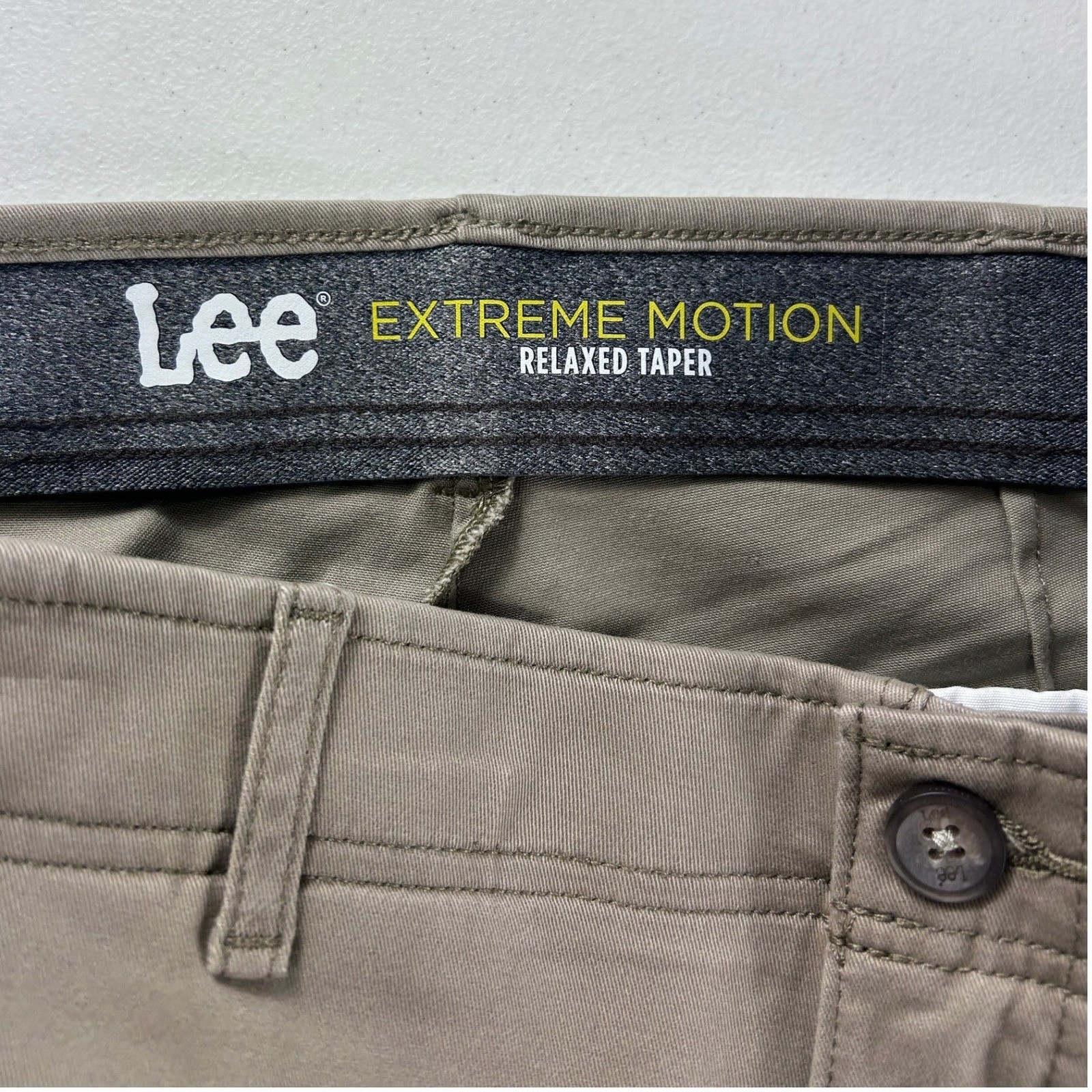 Lee Extreme Motion Relaxed Taper Khaki Pants Mens 32×34 Tan 104276532 NWT