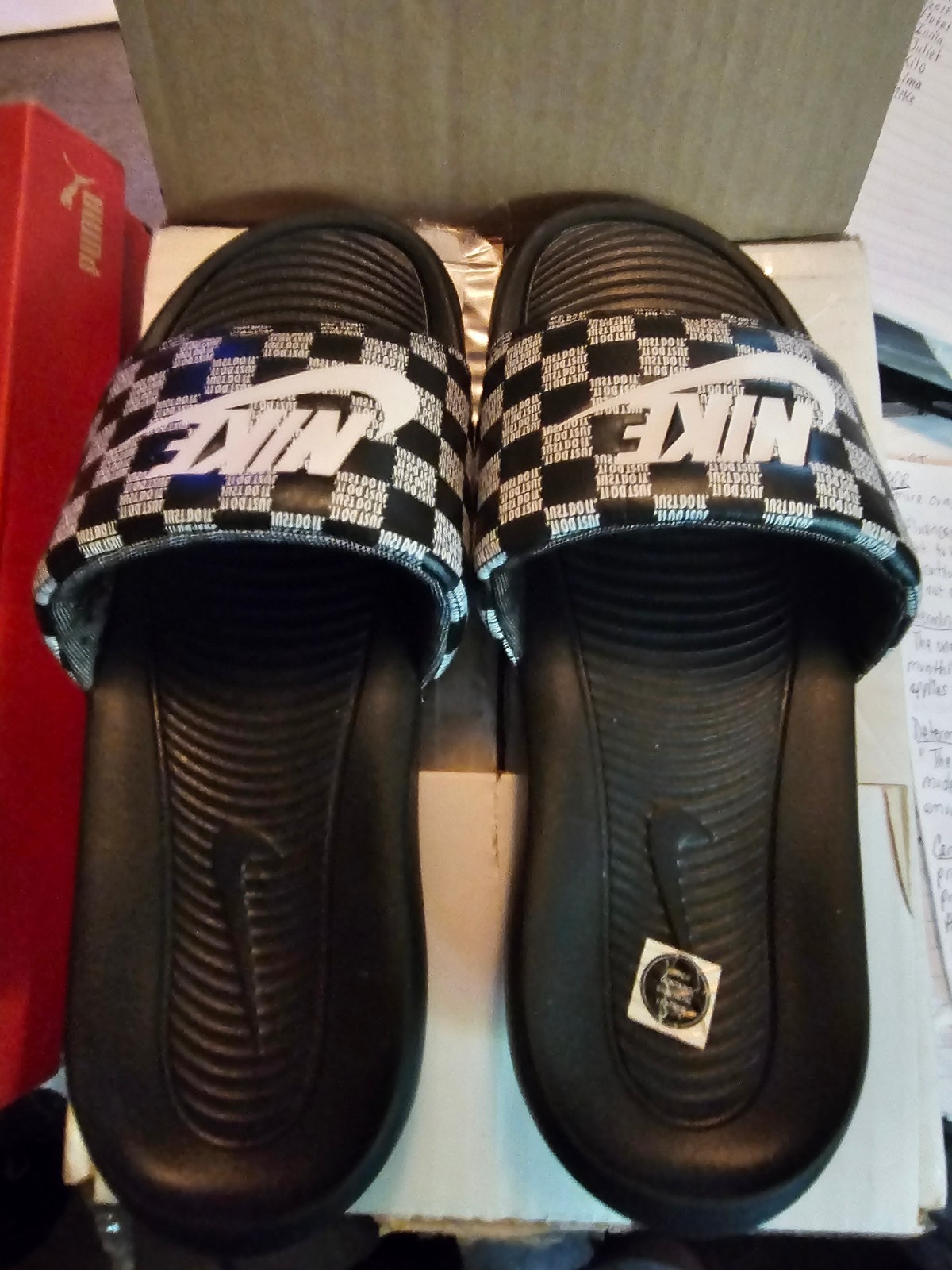 Nike Print checkered Just Do It, black & white Vitori one slide Women size 8