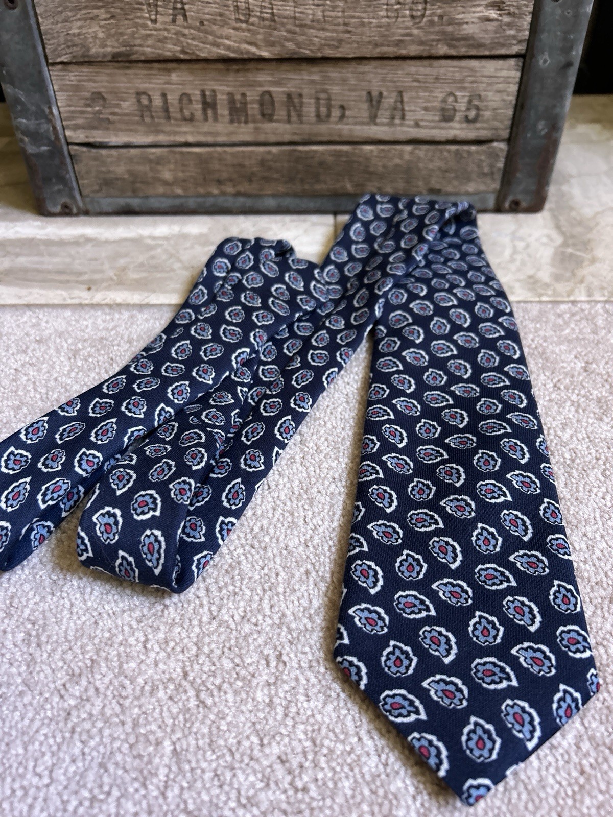 Q. CLOTHIER tie 100% wool – blue w/ abstract paisleys – 3 1/8″