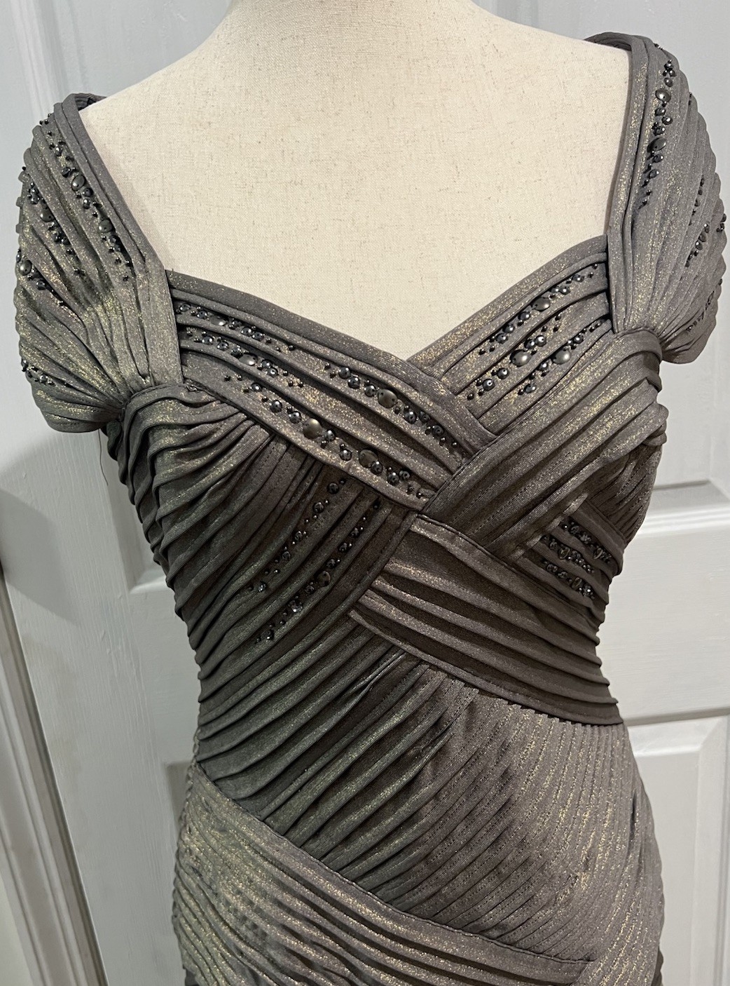 Women’s Gray Solid Sheath Dress Sweetheart Neck Beaded Pleated Cap Sleeve