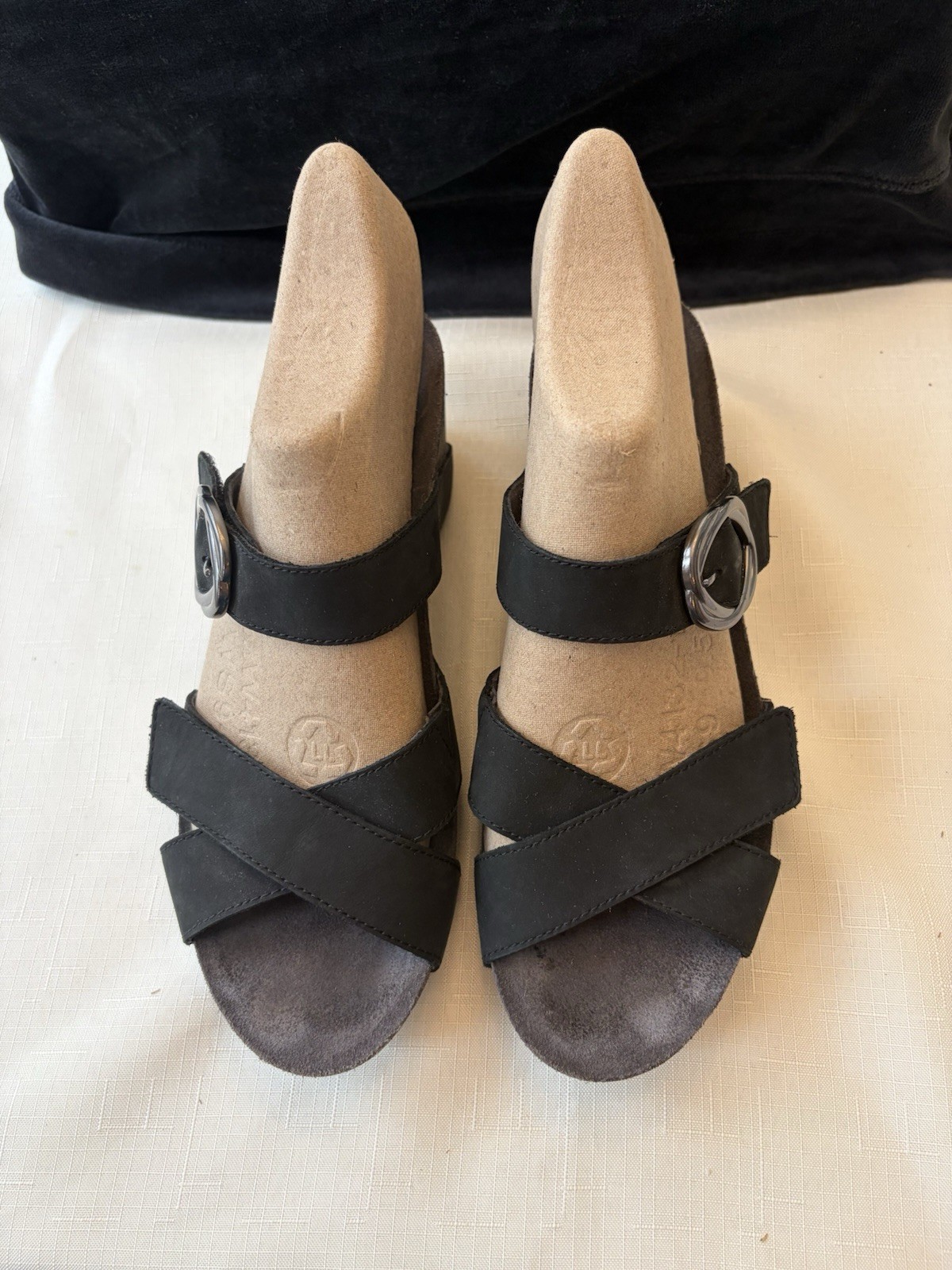 Dansko Susie Black Eu 40/US 9 Women’s Nubuck Leather Adjustable Slide Sandals