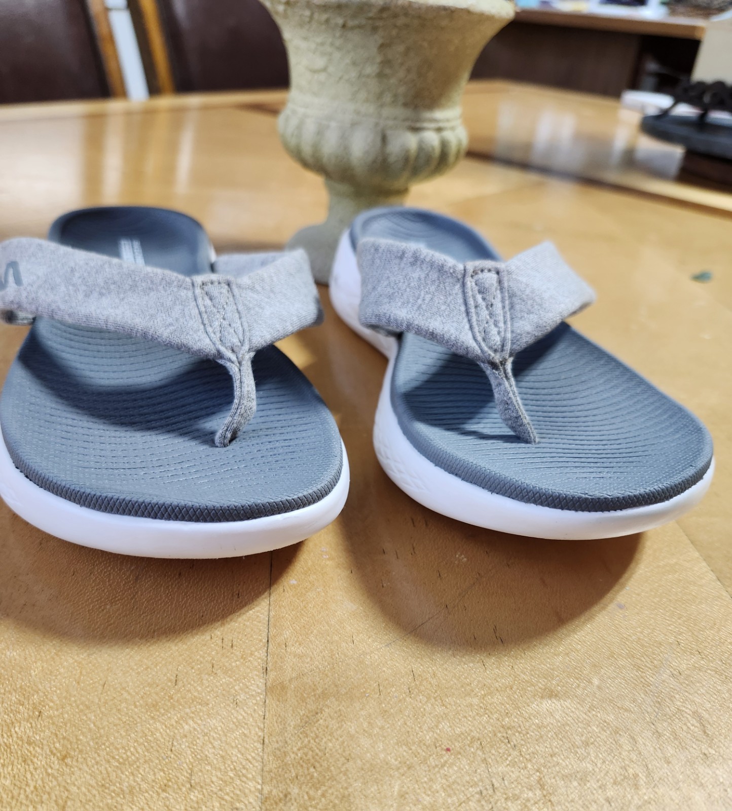 Skechers Flip-Flop Sandals Size 7 $22 Women’s GOGA MAT in Gray Brand New !