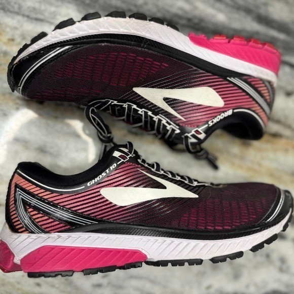 Brooks Ghost 10 in the “Pink Peacock” / Black / Living Coral SKU:120246-1B-067