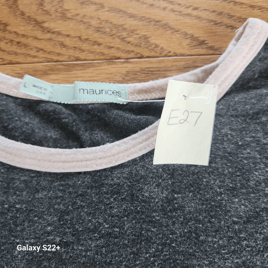 E27 Maurices “Gypsy Spirit” short sleeved t shirt gray w pink trim & lettering